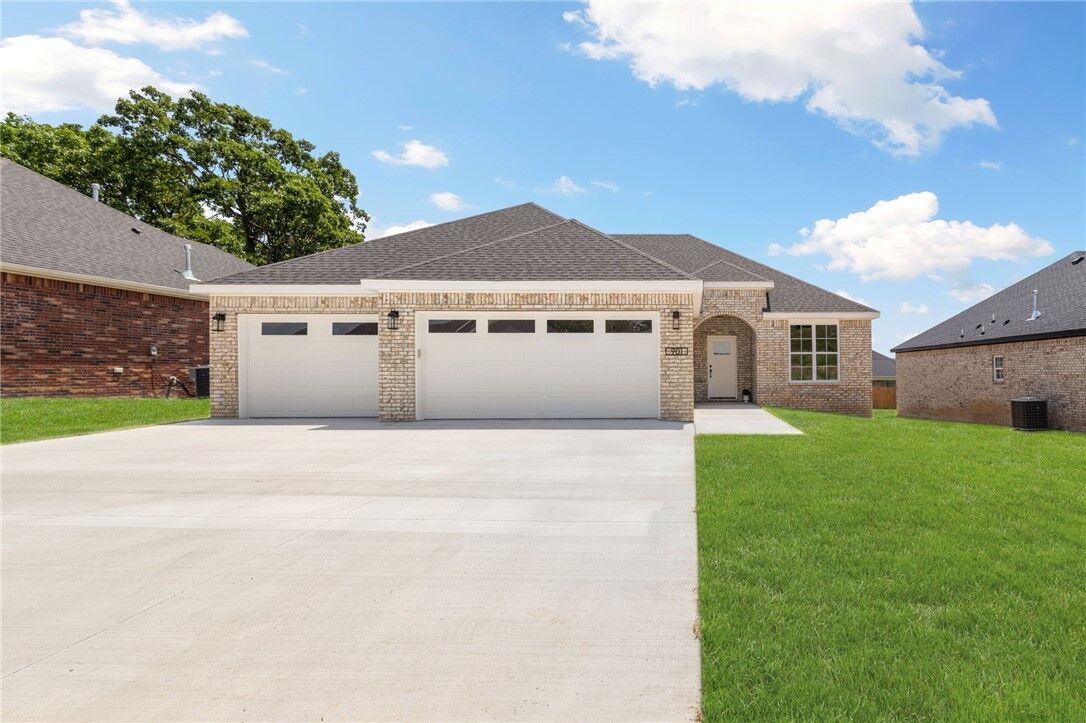 Property Photo:  901 E Buchanan Street  AR 72753 