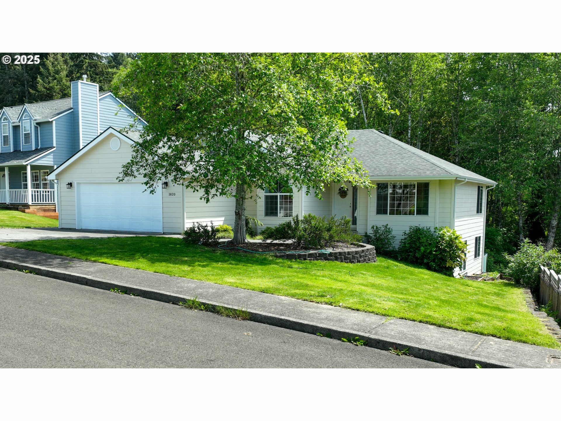 Property Photo: 1820 Huckleberry Dr OR 97138