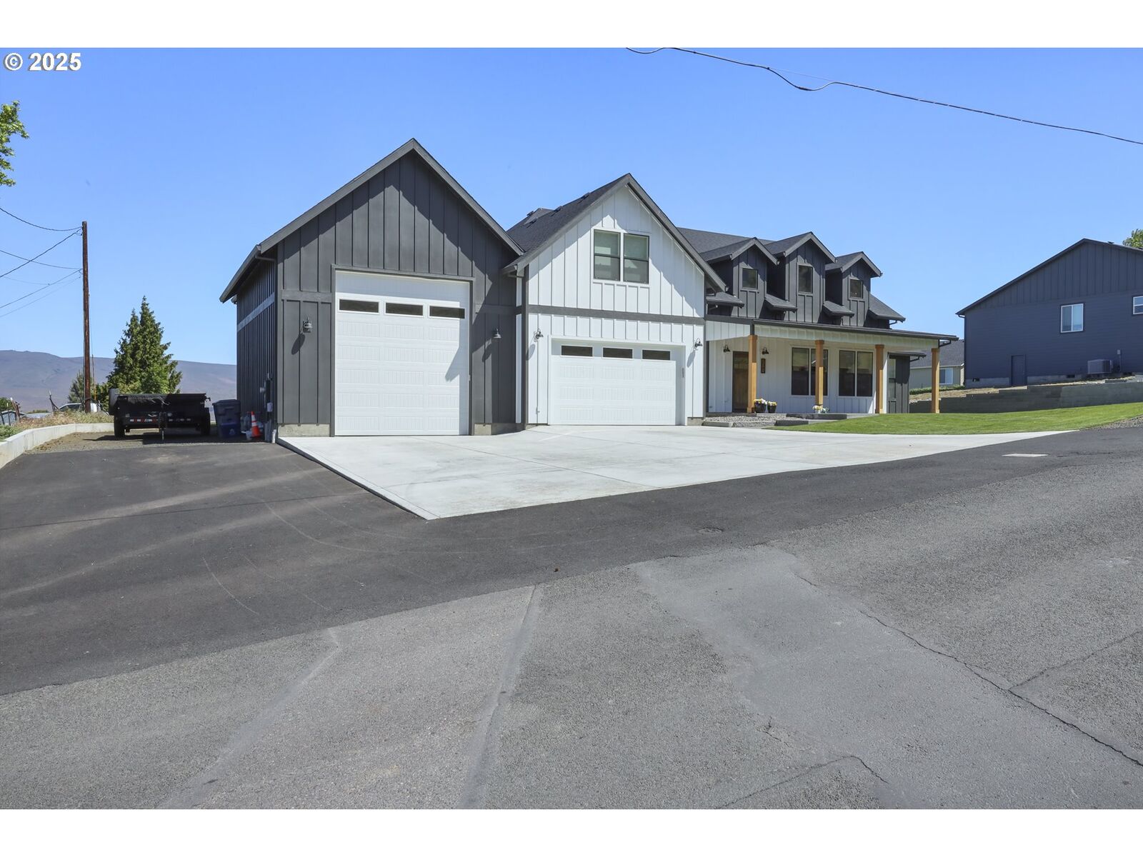Property Photo:  2545 E 18th St  OR 97058 