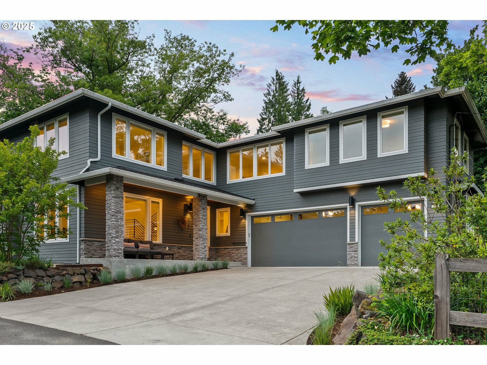 927 SW Maplecrest Ct  Portland OR 97219 photo