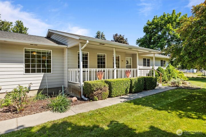 Property Photo: 19 SE Larch Avenue WA 99324