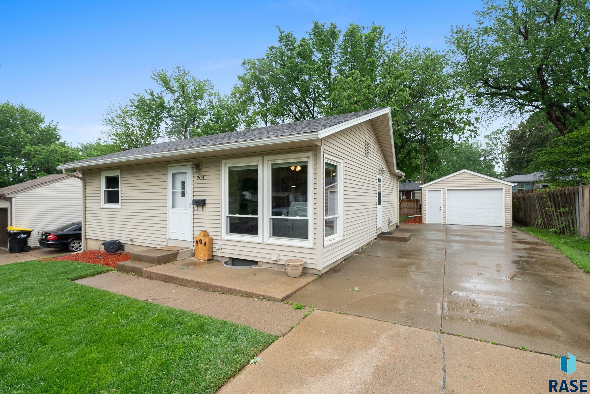 Property Photo: 904 S Marday Ave SD 57103