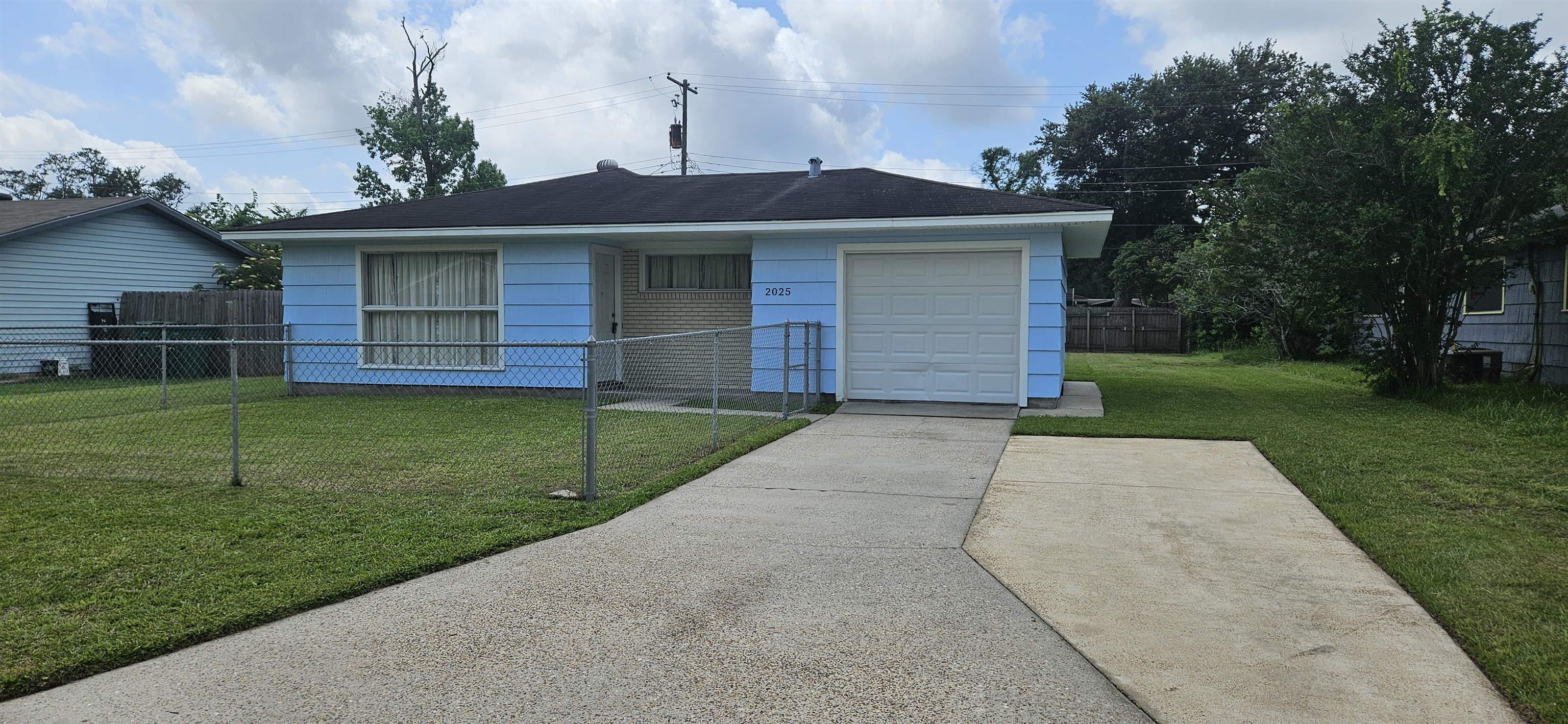 Property Photo: 2025 Rio Grande Pl TX 77630