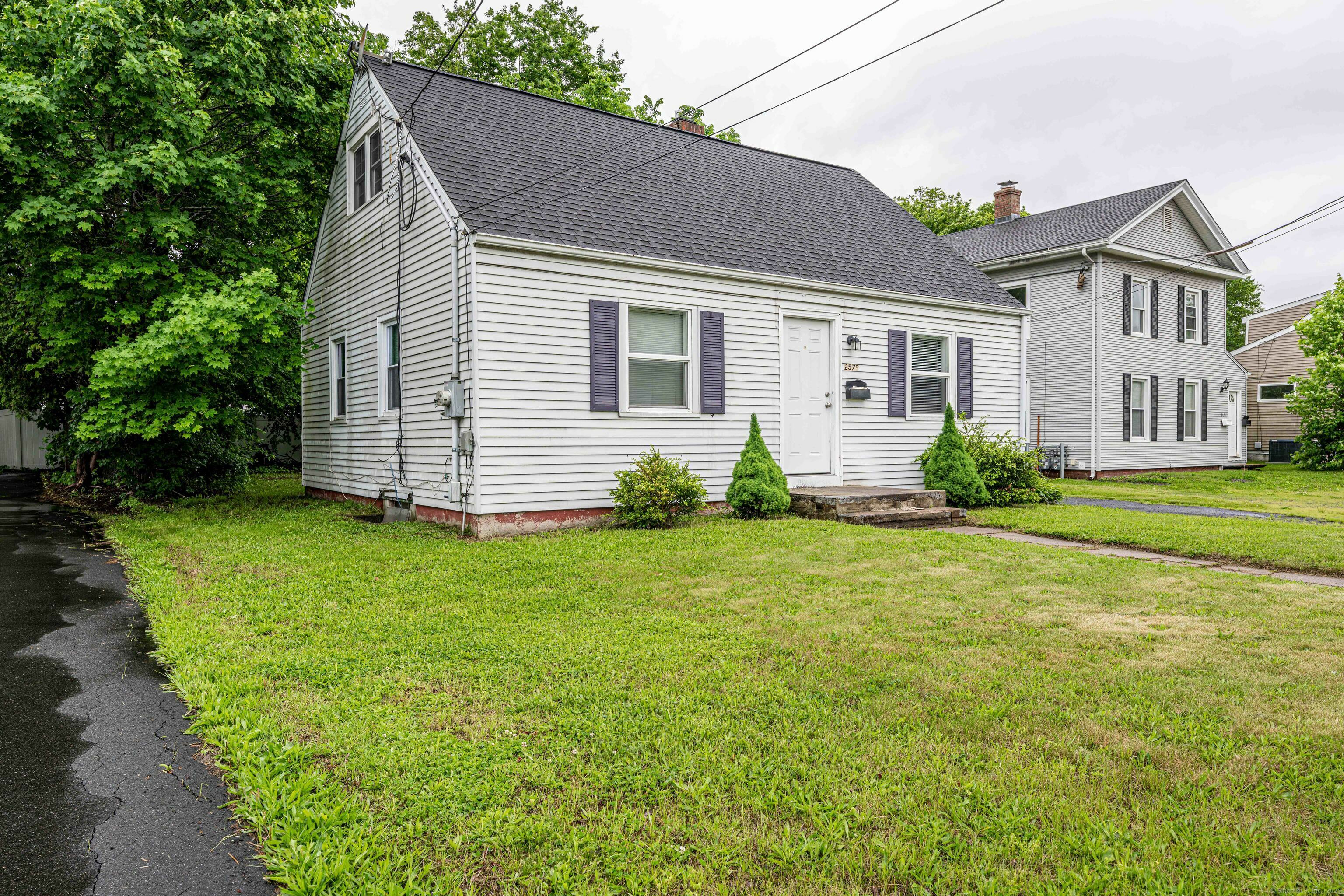 Property Photo: 2579 Whitney Avenue CT 06518