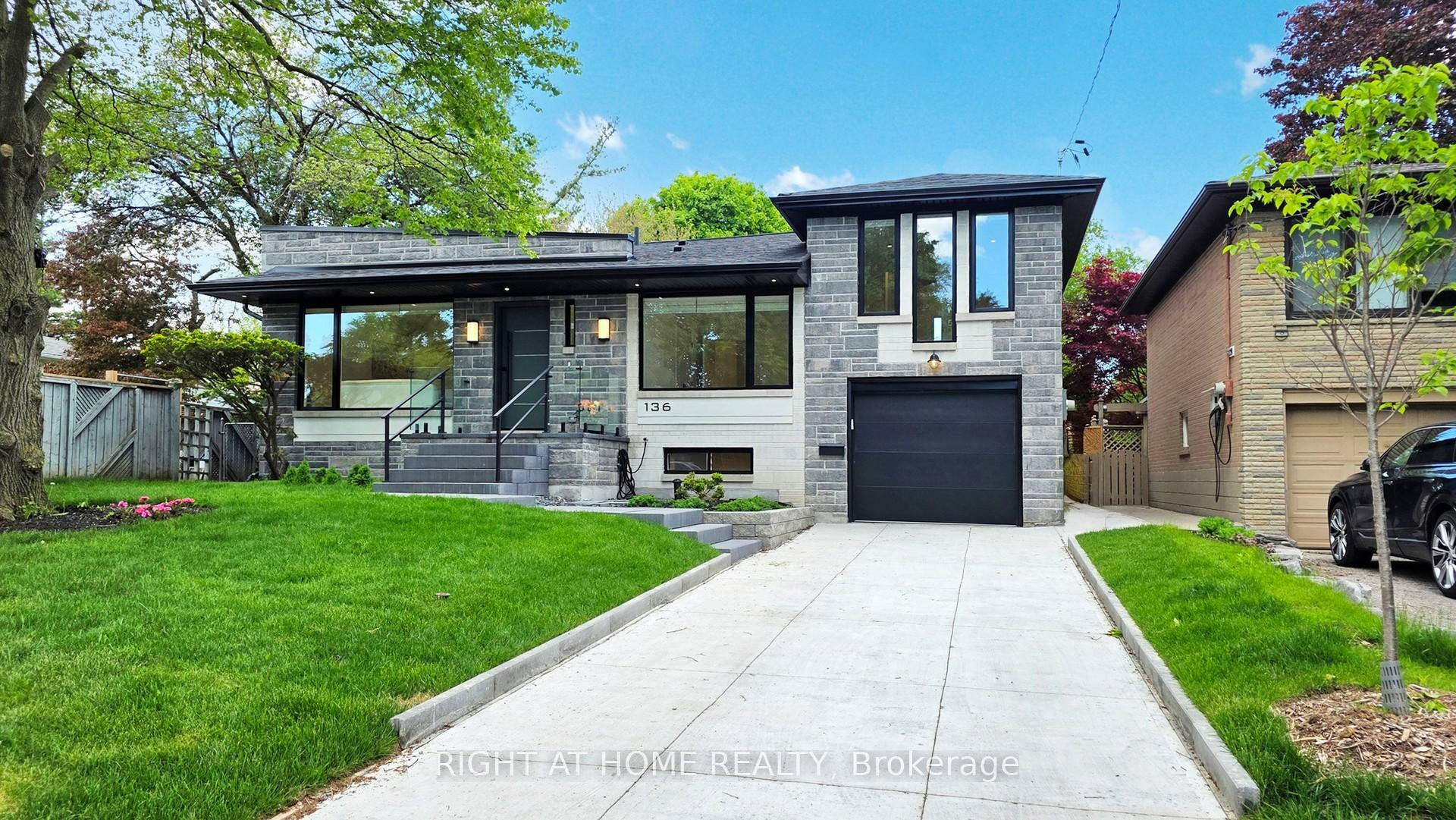 Photo de la propriété:  136 Santa Barbara Road  ON M2N 2C5 