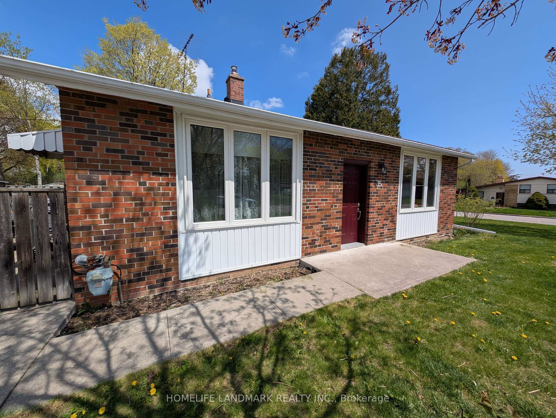 Photo de la propriété: 35 Benshire Drive ON M1H 1M3