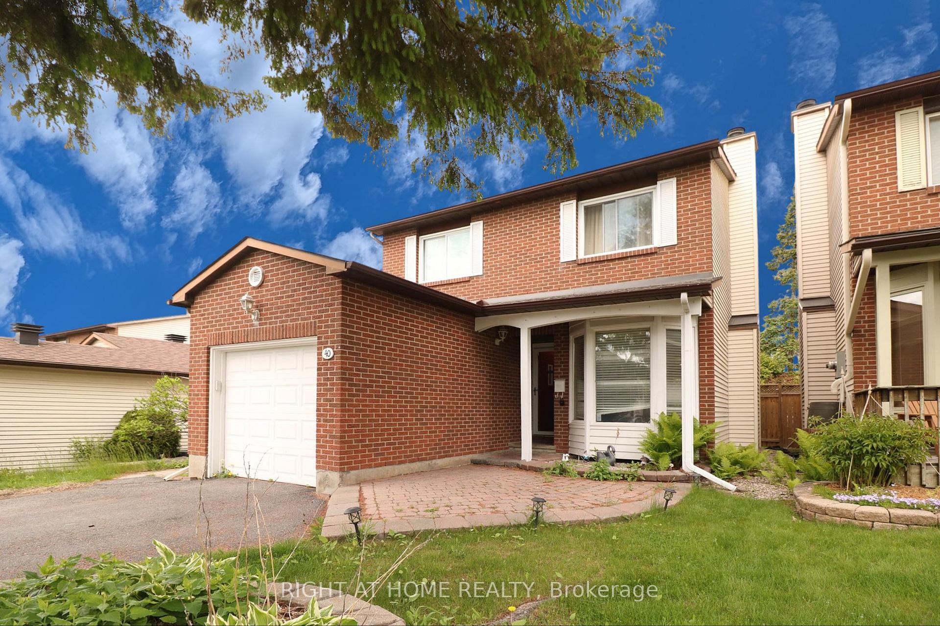 Property Photo: 40 Stable Way ON K2M 1A6