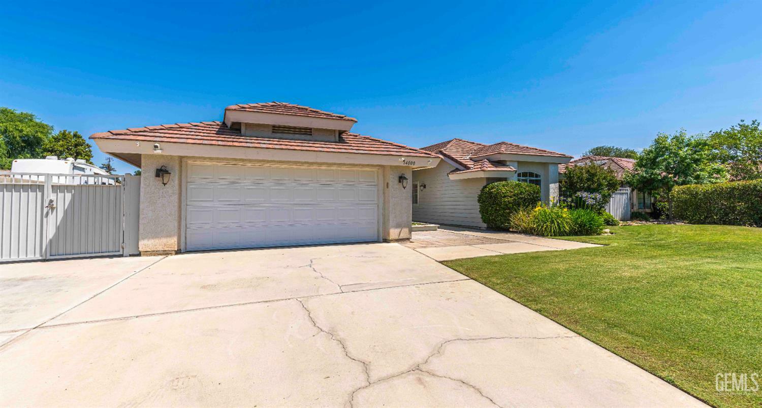 Property Photo: 14000 Castlemaine Avenue CA 93314