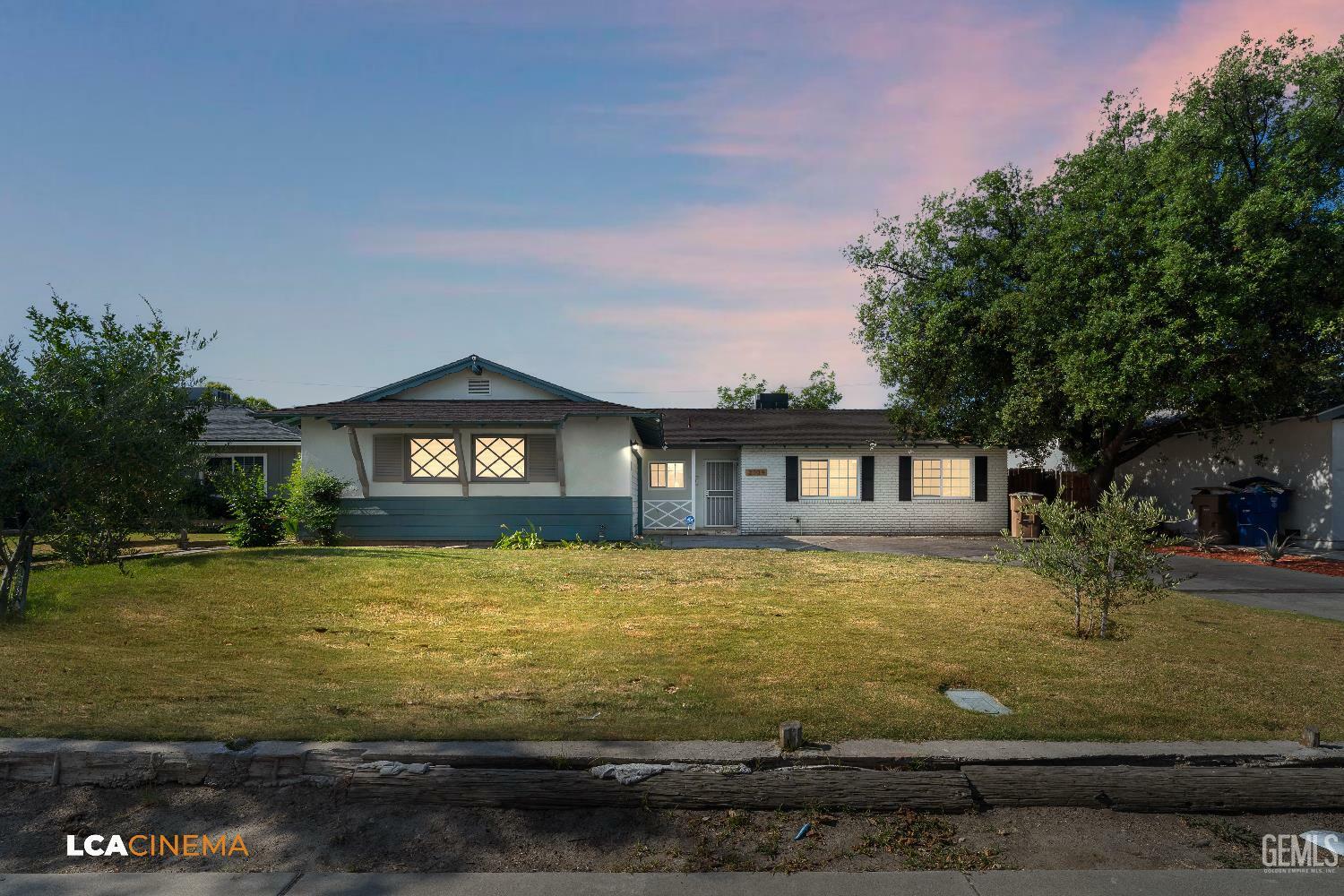 Property Photo: 2109 Custer Avenue CA 93304
