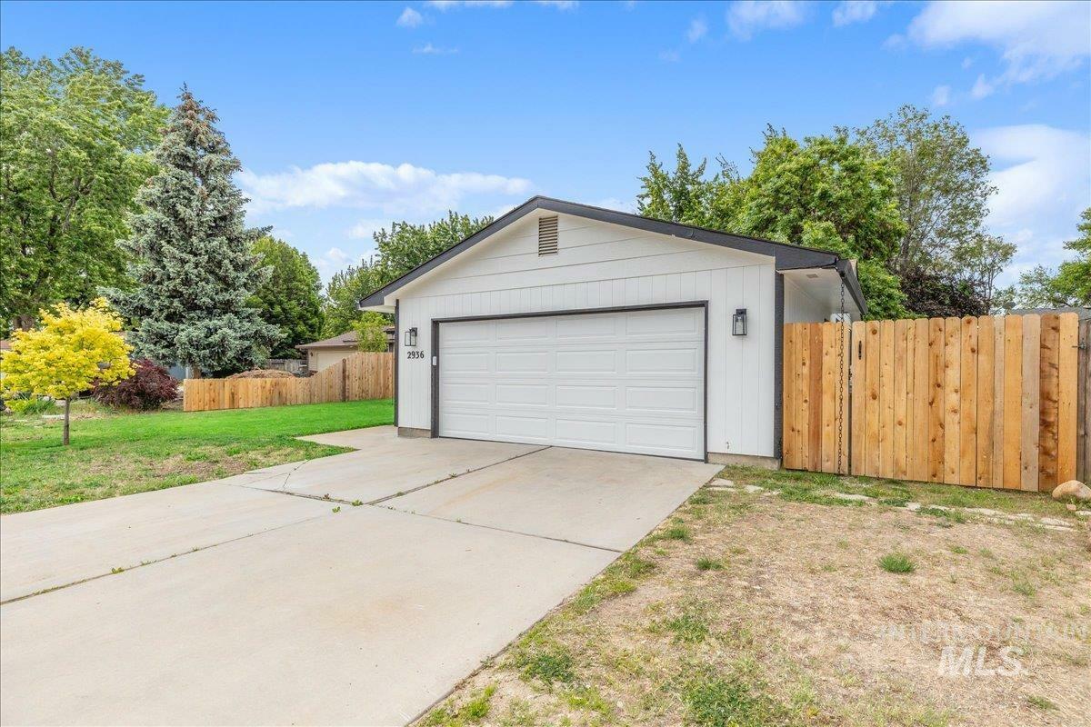 Property Photo:  2936 N Milwaukee St  ID 83704 