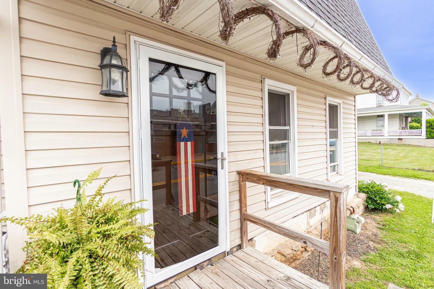 Property Photo:  25 W Maple Street  PA 17368 