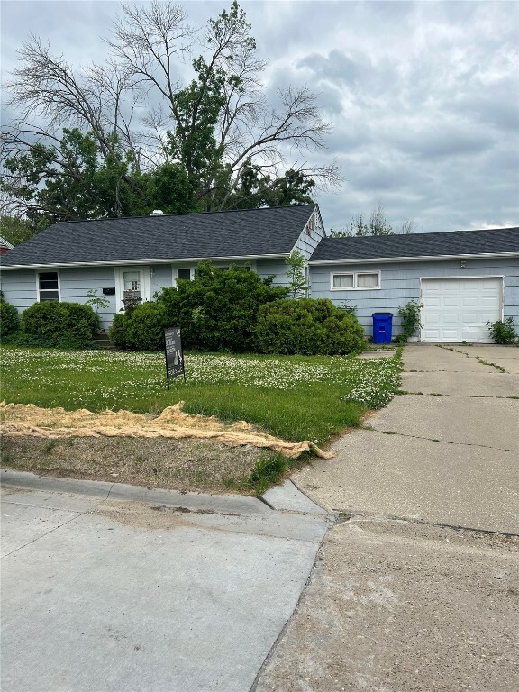 Property Photo: 609 37th St NE IA 52402