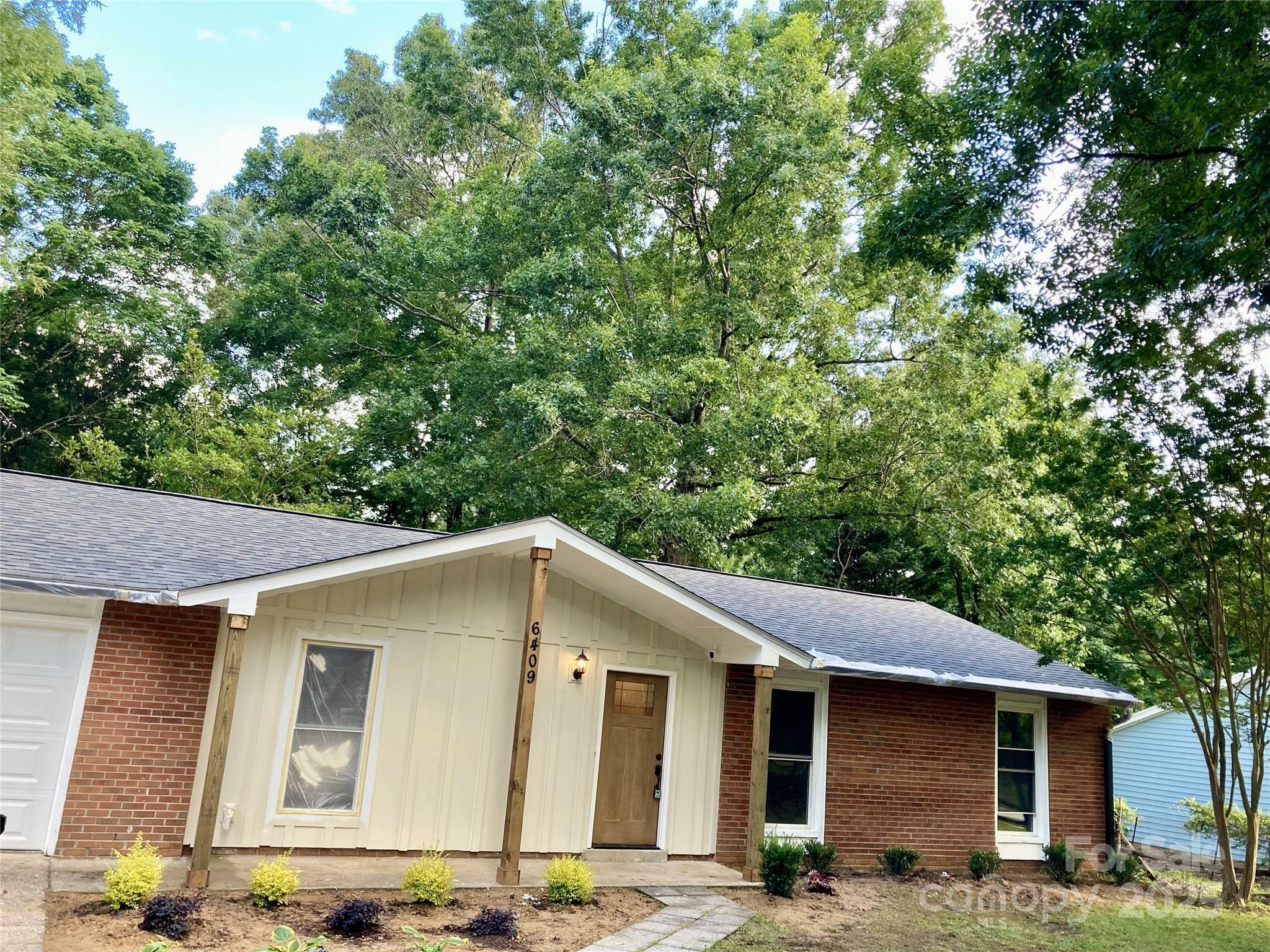 Property Photo: 6409 Pineburr Court NC 28211