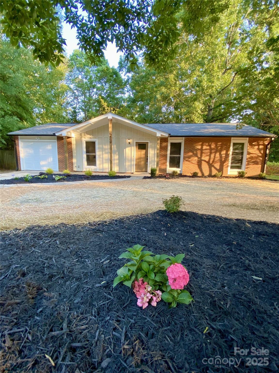 Property Photo:  6409 Pineburr Court  NC 28211 
