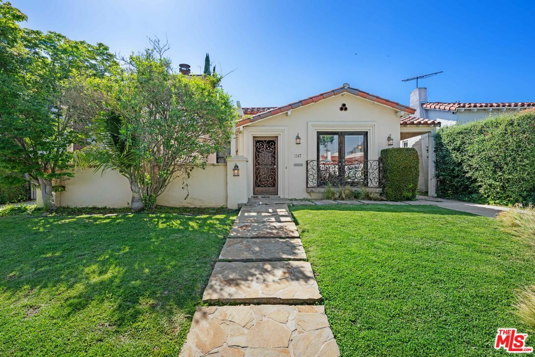 Property Photo:  1147 S Point View St  CA 90035 