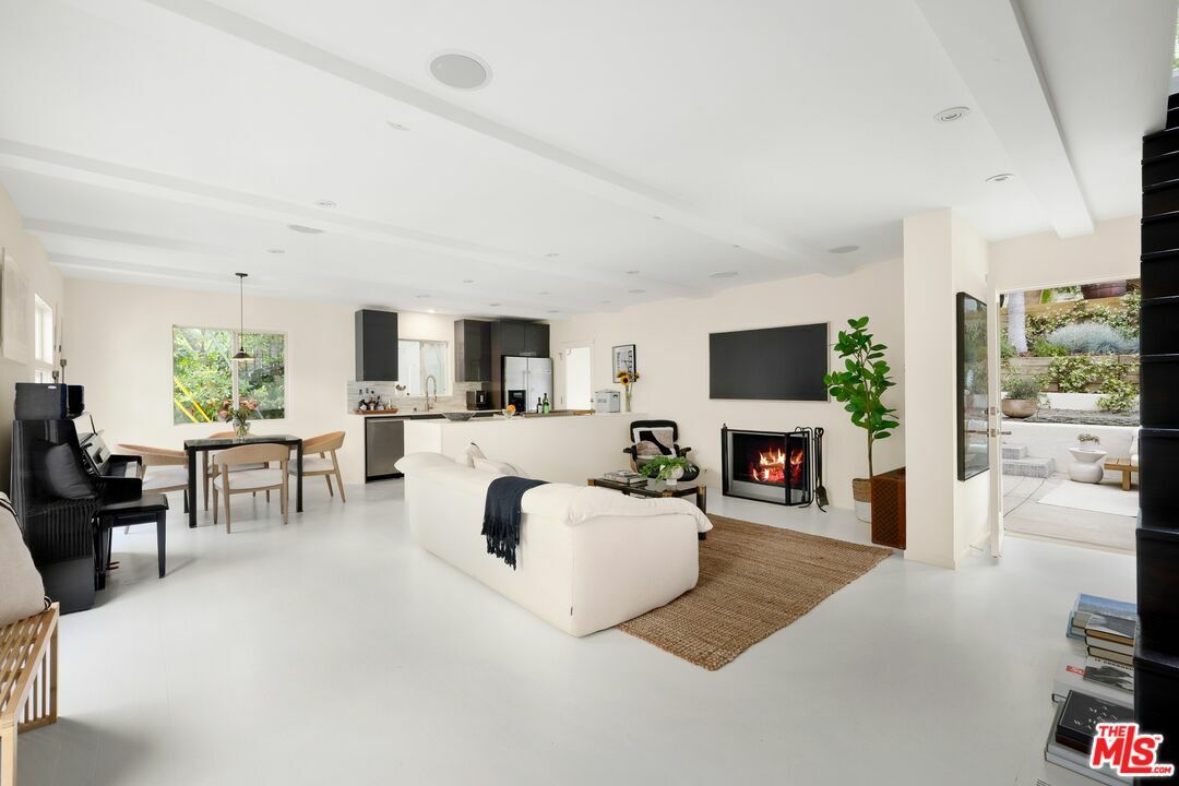 8215 Kirkwood Dr  Los Angeles CA 90046 photo