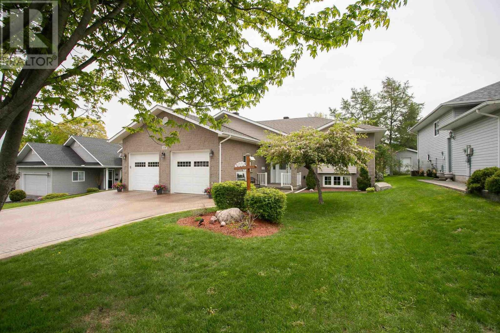 Photo de la propriété: 236 Millcreek Dr ON P6B 6L7