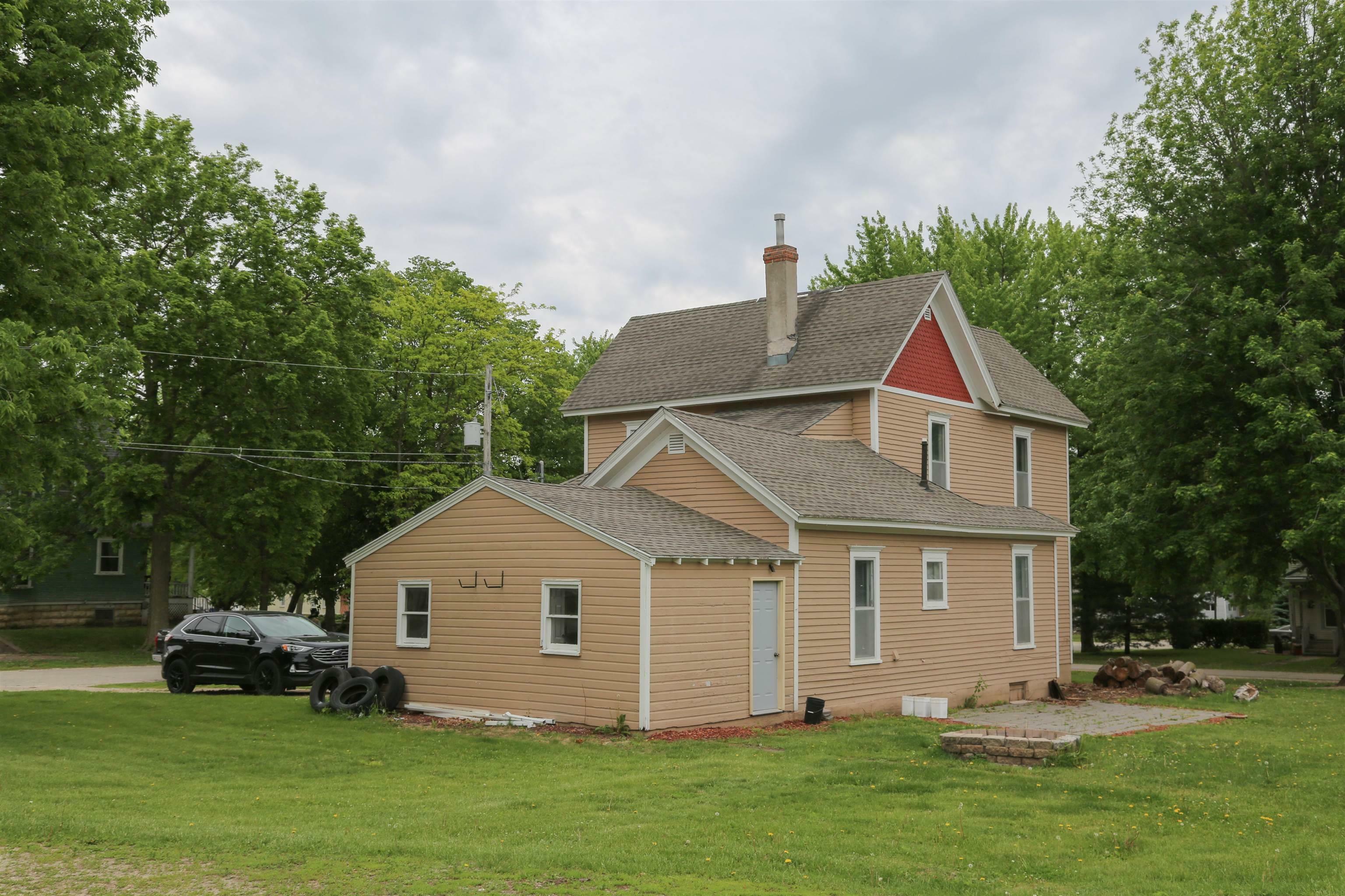 Property Photo:  302 Woodbridge Street  IA 50658 