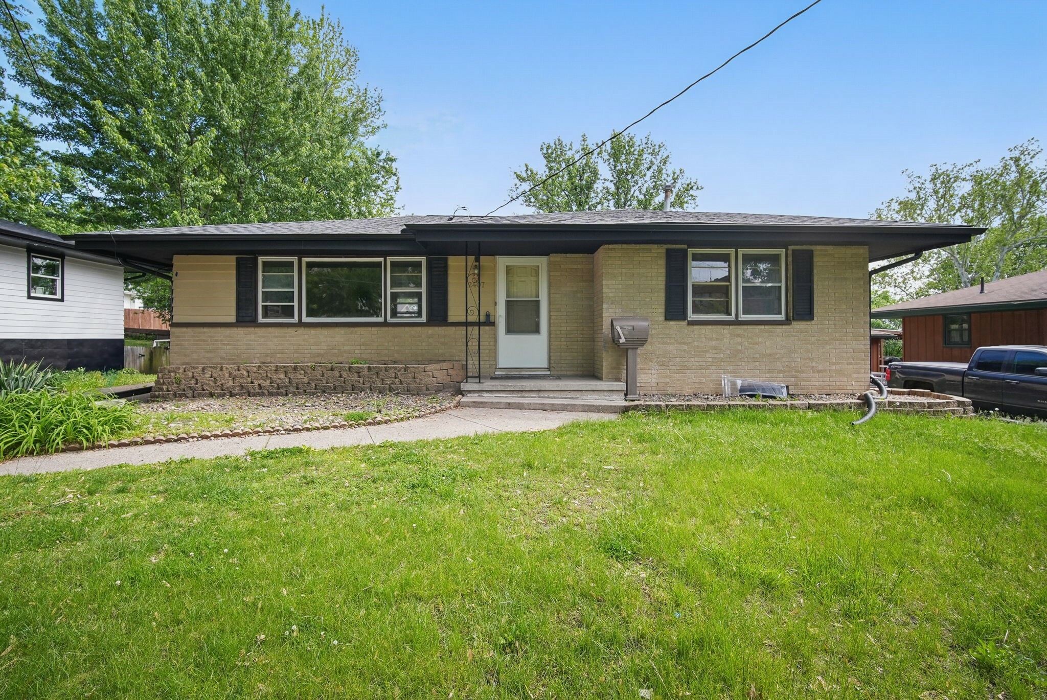 2407 E Tiffin Avenue  Des Moines IA 50317 photo