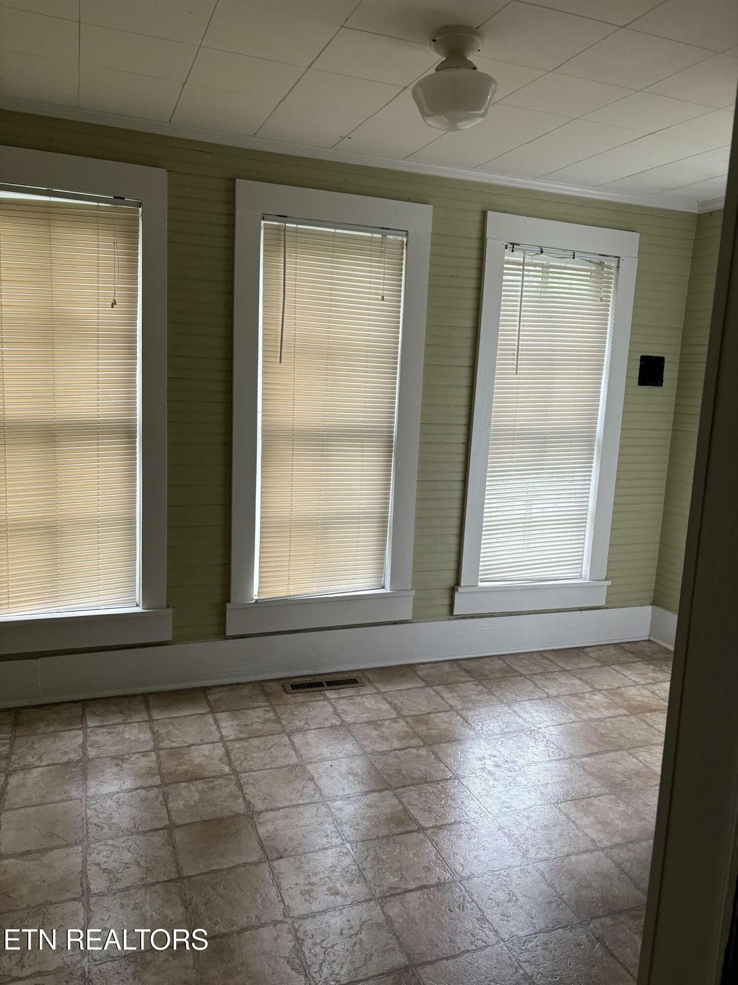 Property Photo: 412 W Race St TN 37763