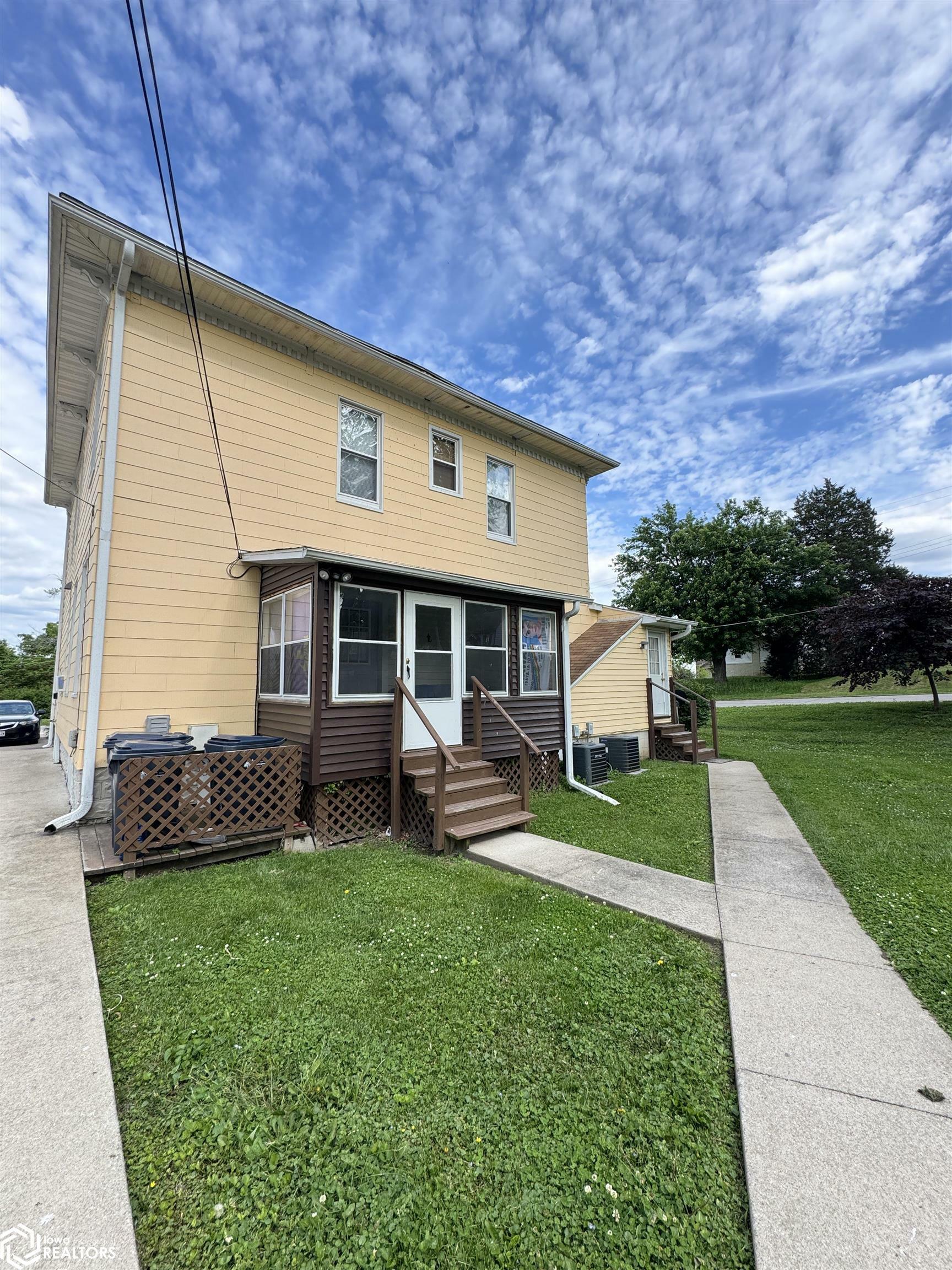 Property Photo: 329 S Marshall Street IA 52601