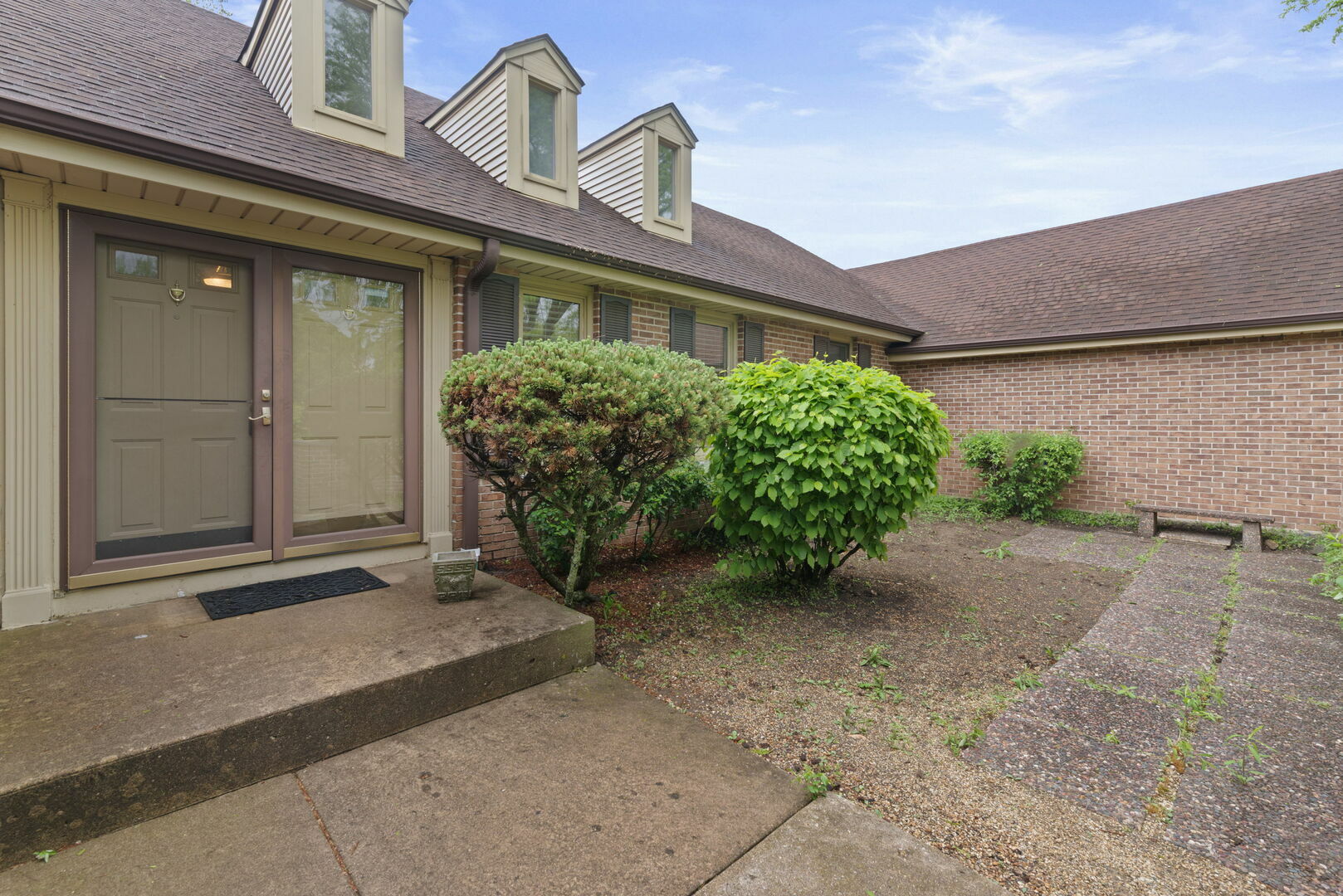 Property Photo: 21570 N Inglenook Lane IL 60010