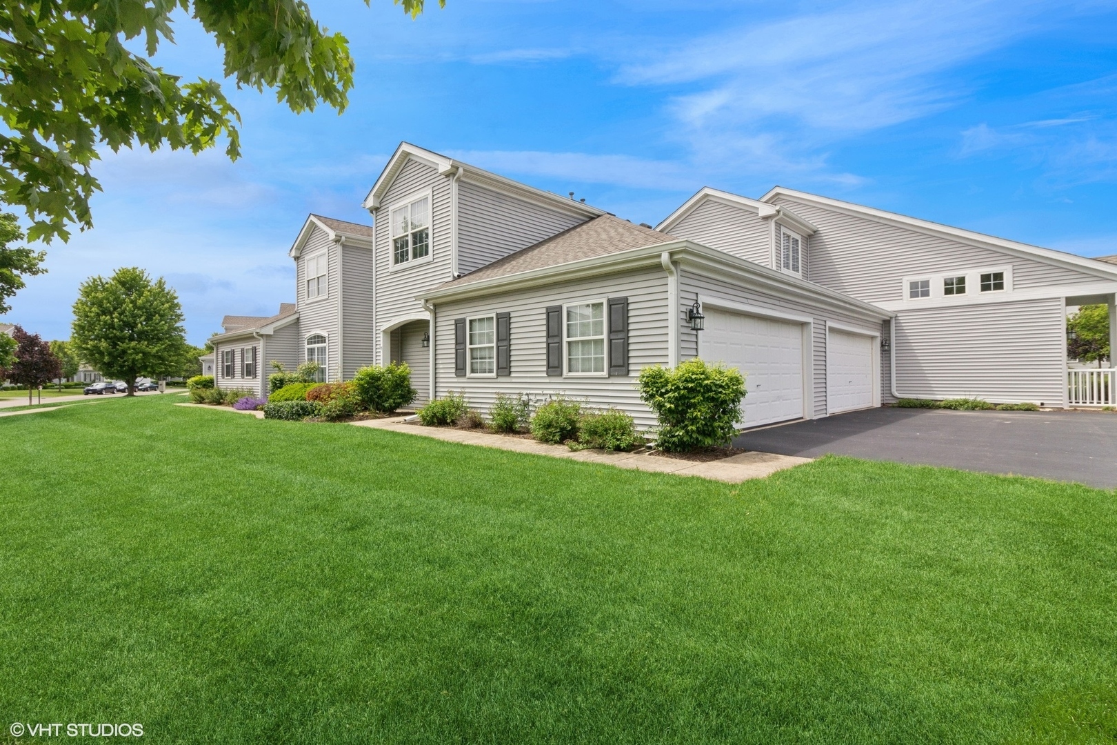 Property Photo: 406 Cascade Lane 406 IL 60543