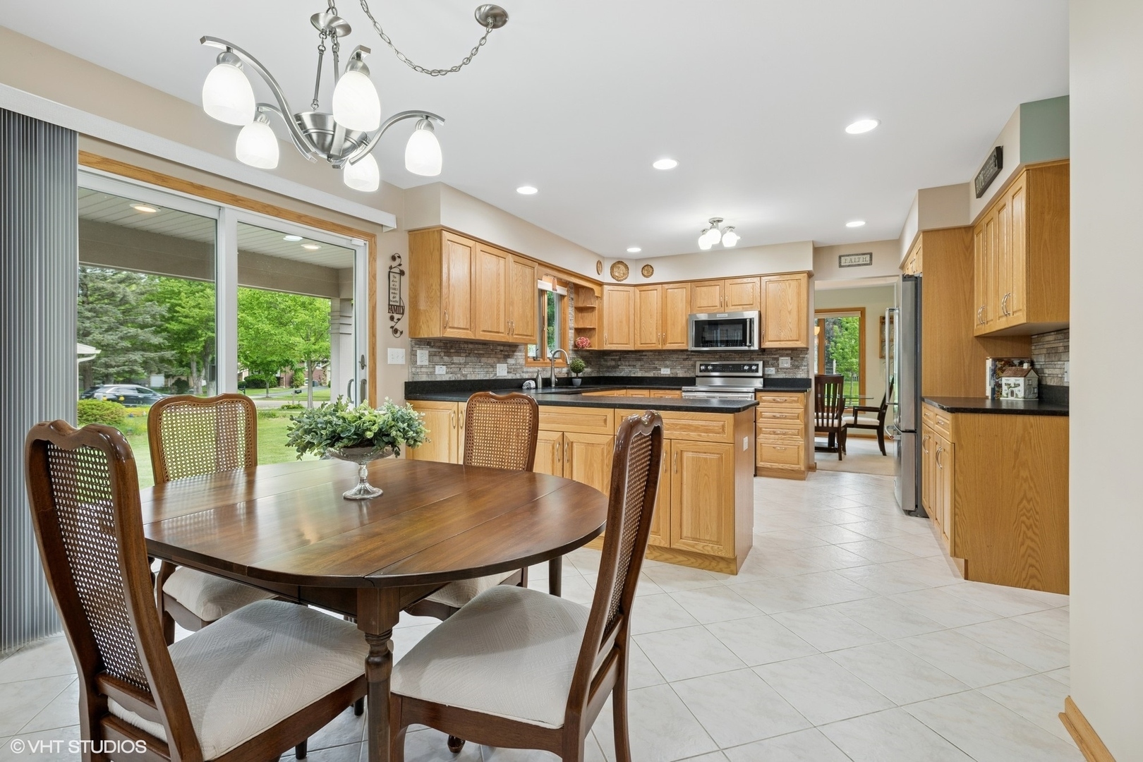 Property Photo: 810 Tamarac Drive IL 60102