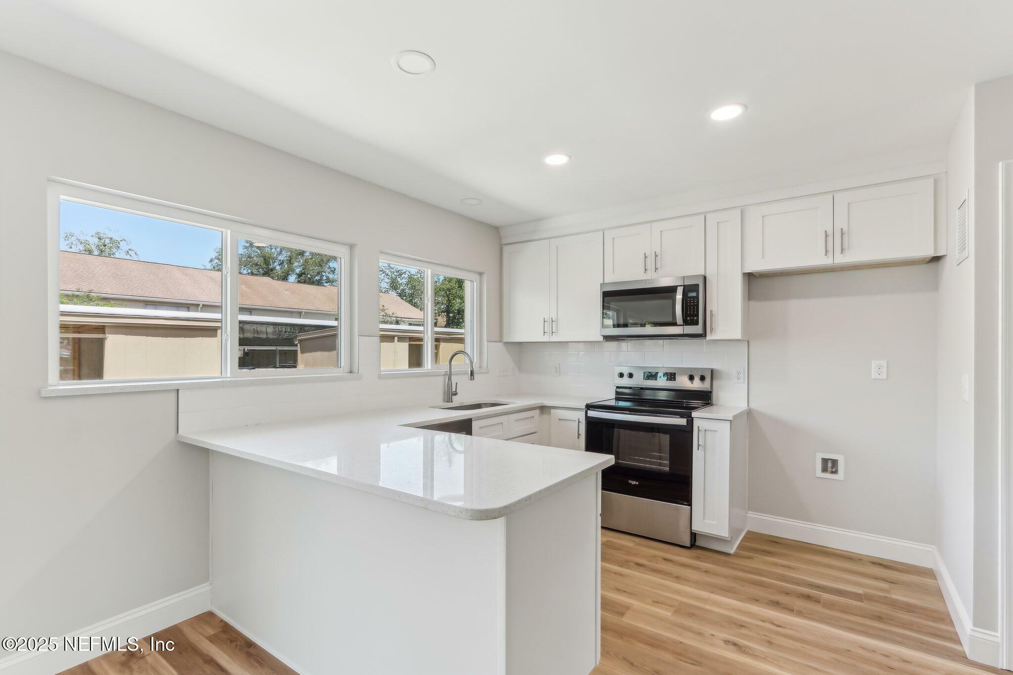 Property Photo: 8211 Kensington Square FL 32217