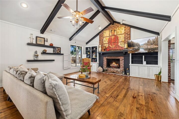 Property Photo:  2503 W Oak Street  AR 72758 