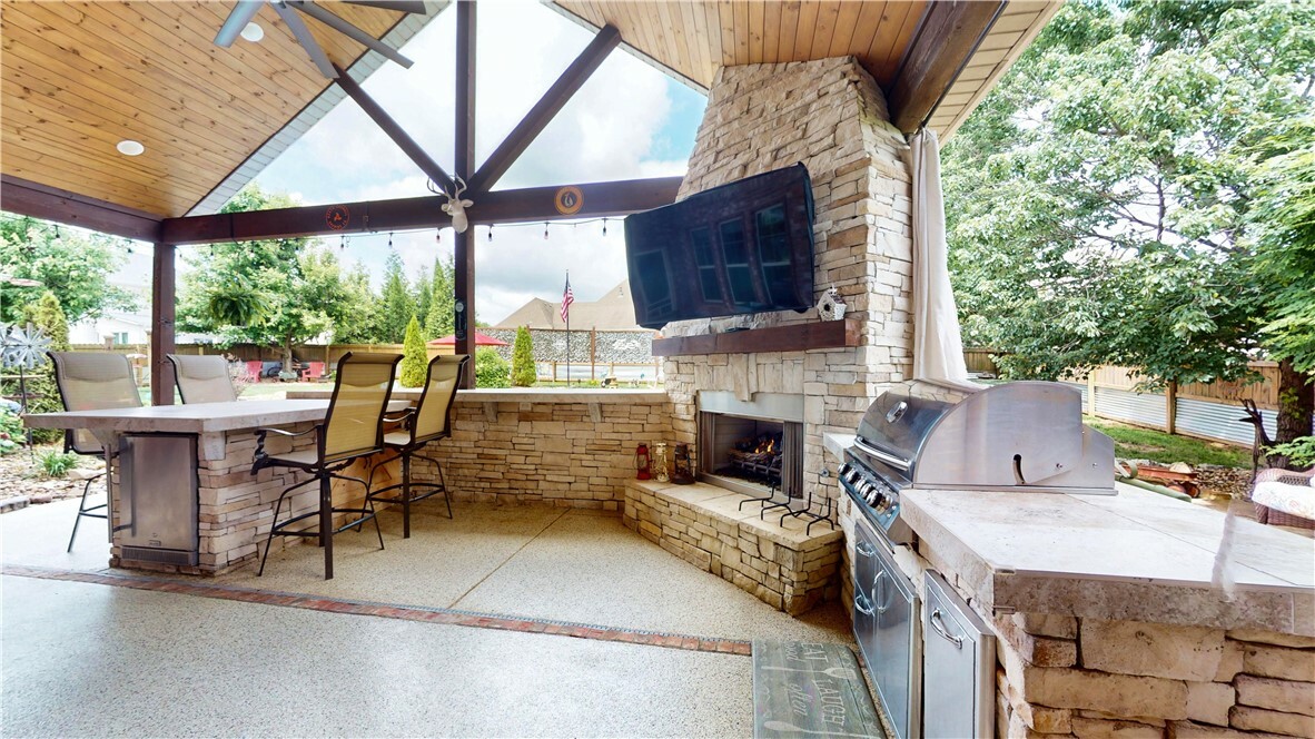 Property Photo: 2704 S 21st Street AR 72758