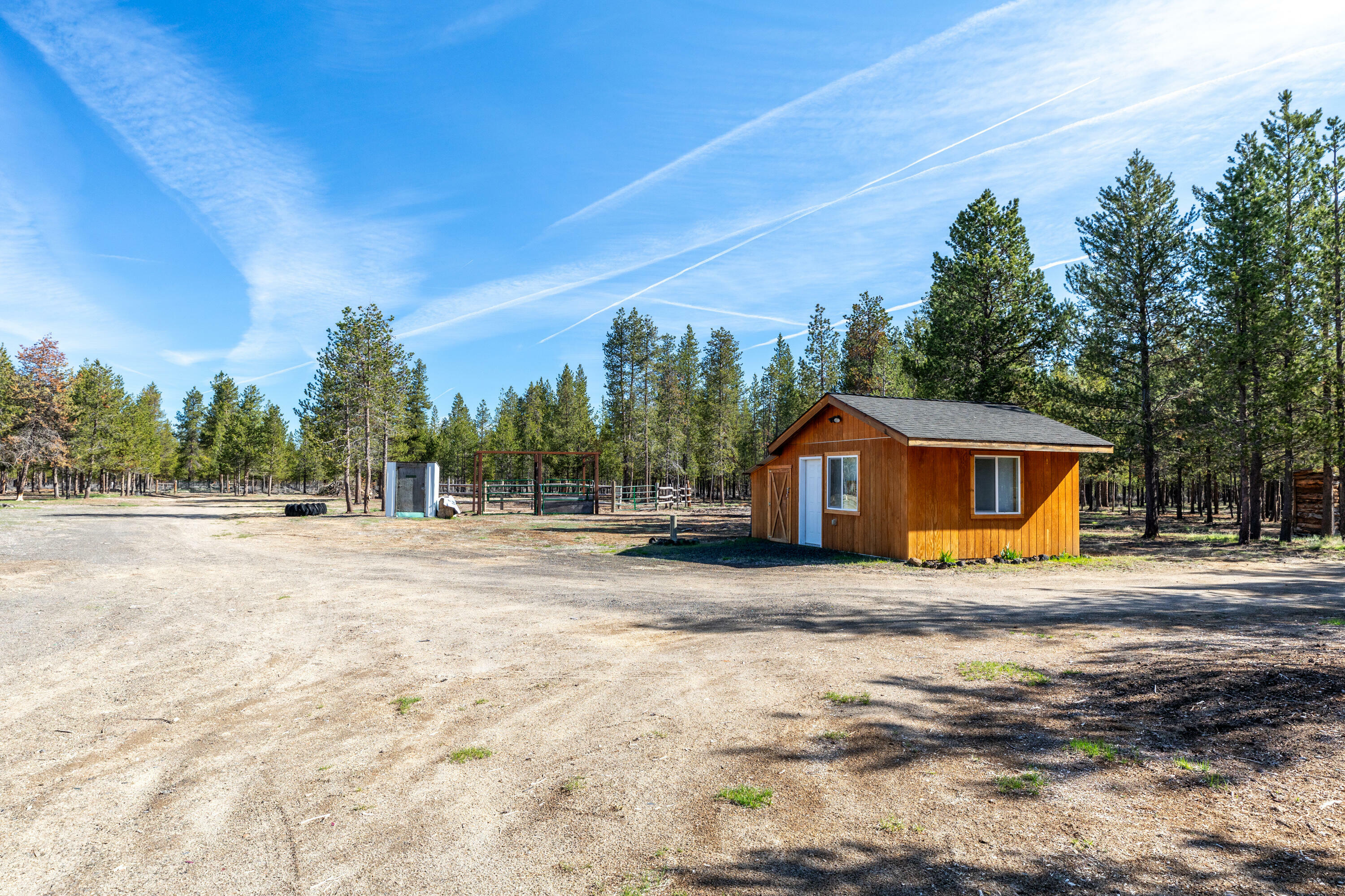 Property Photo: 8859 Split Rail Road OR 97739