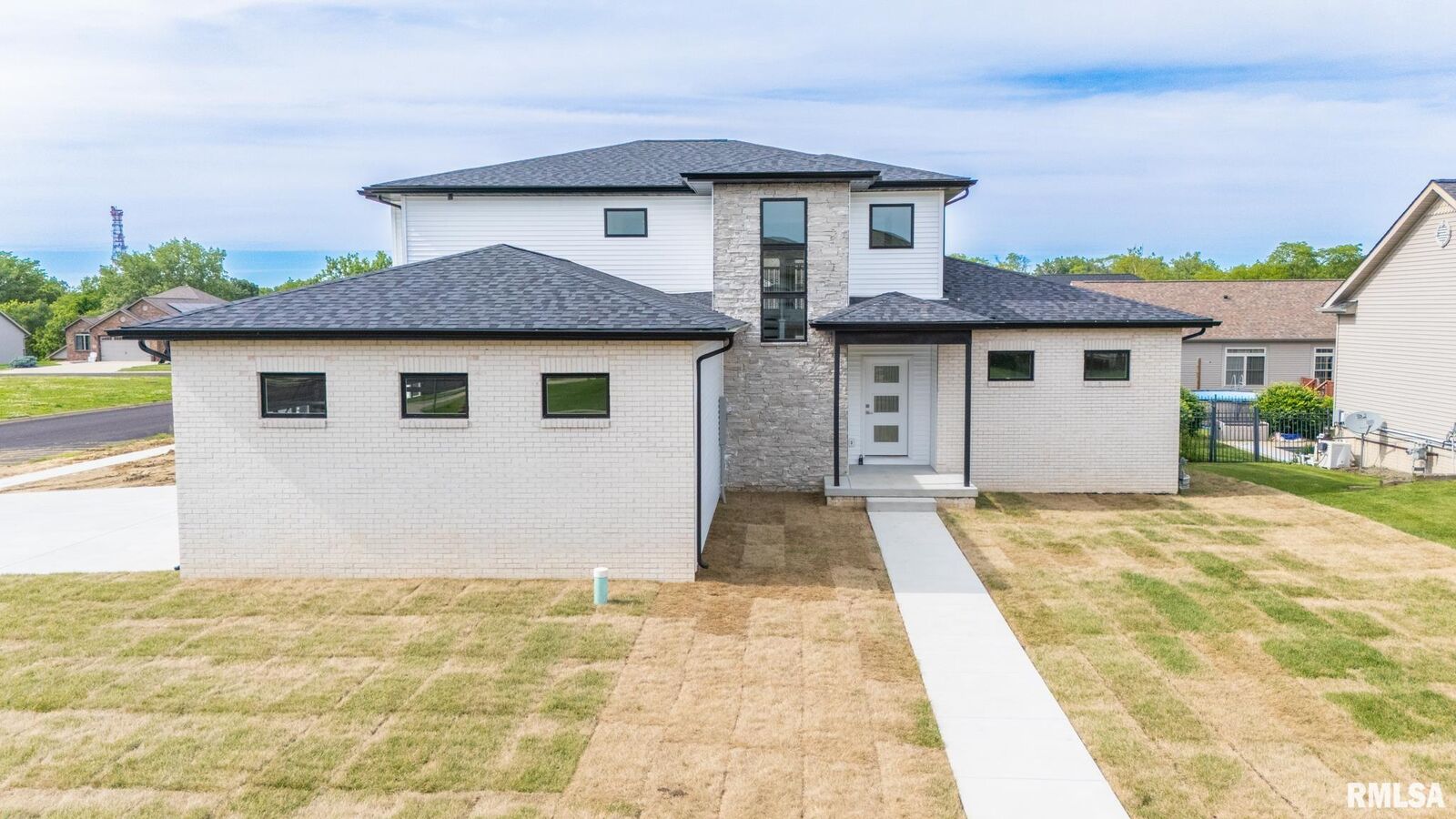 Property Photo: 112 Shannon Hills Drive IL 61571
