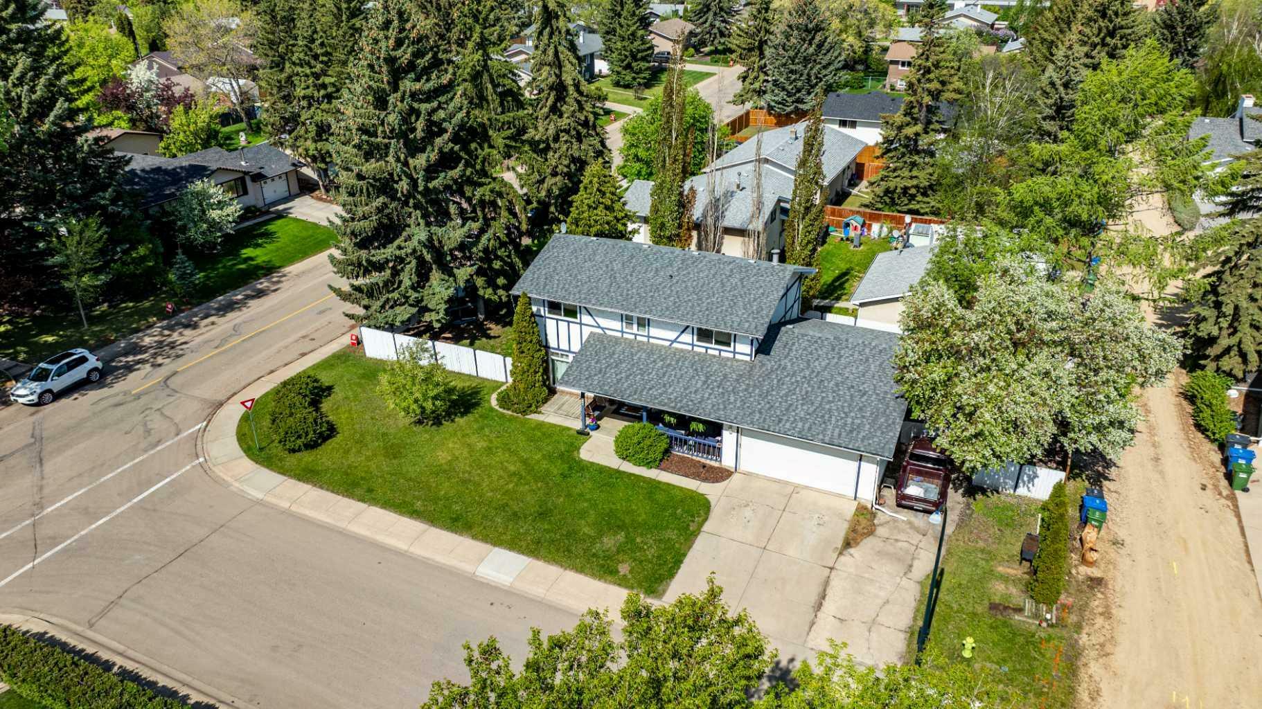 Property Photo:  27 Munro Crescent  AB T4N 0J2 