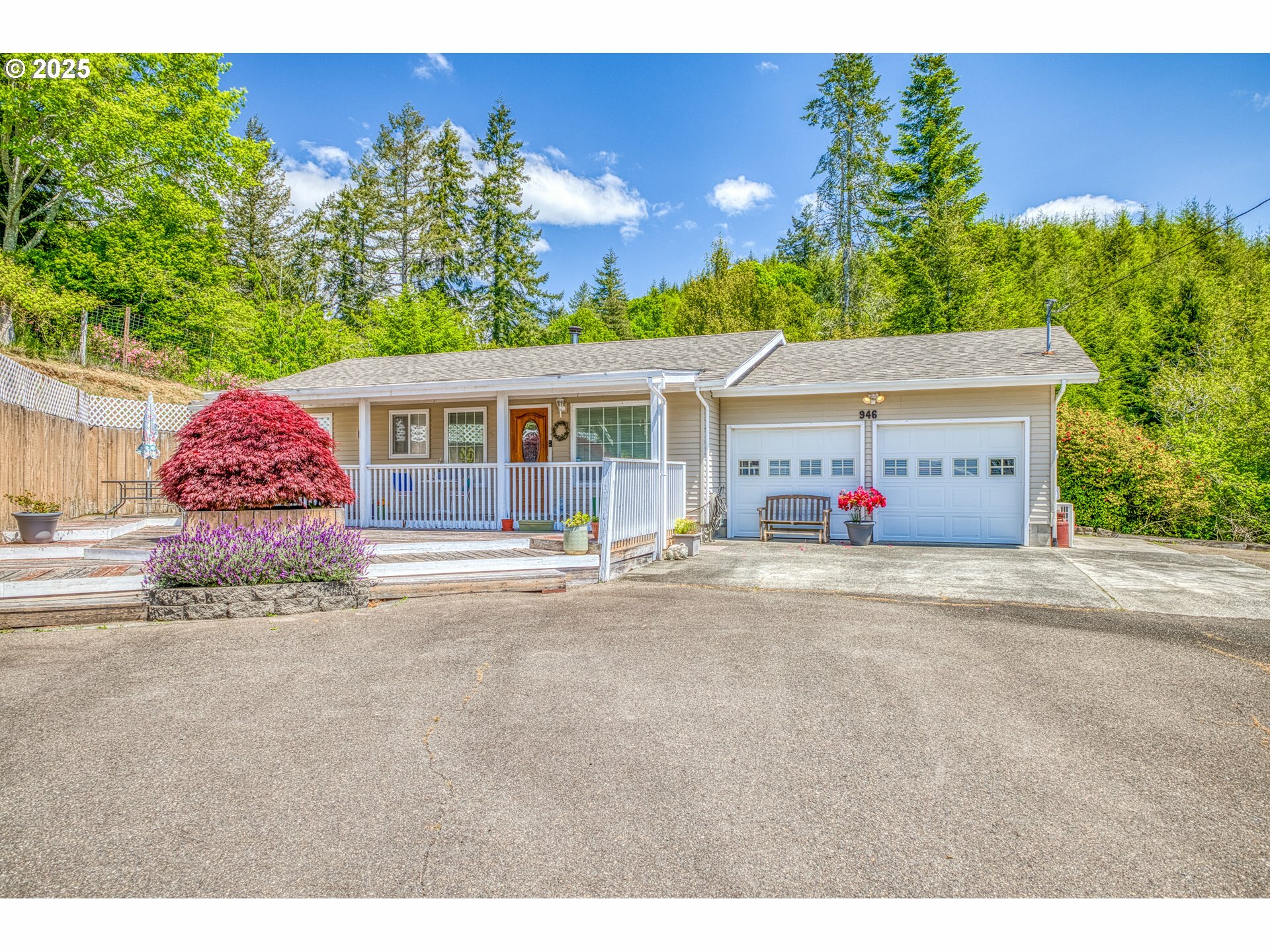 Property Photo: 946 E 9th Pl OR 97423