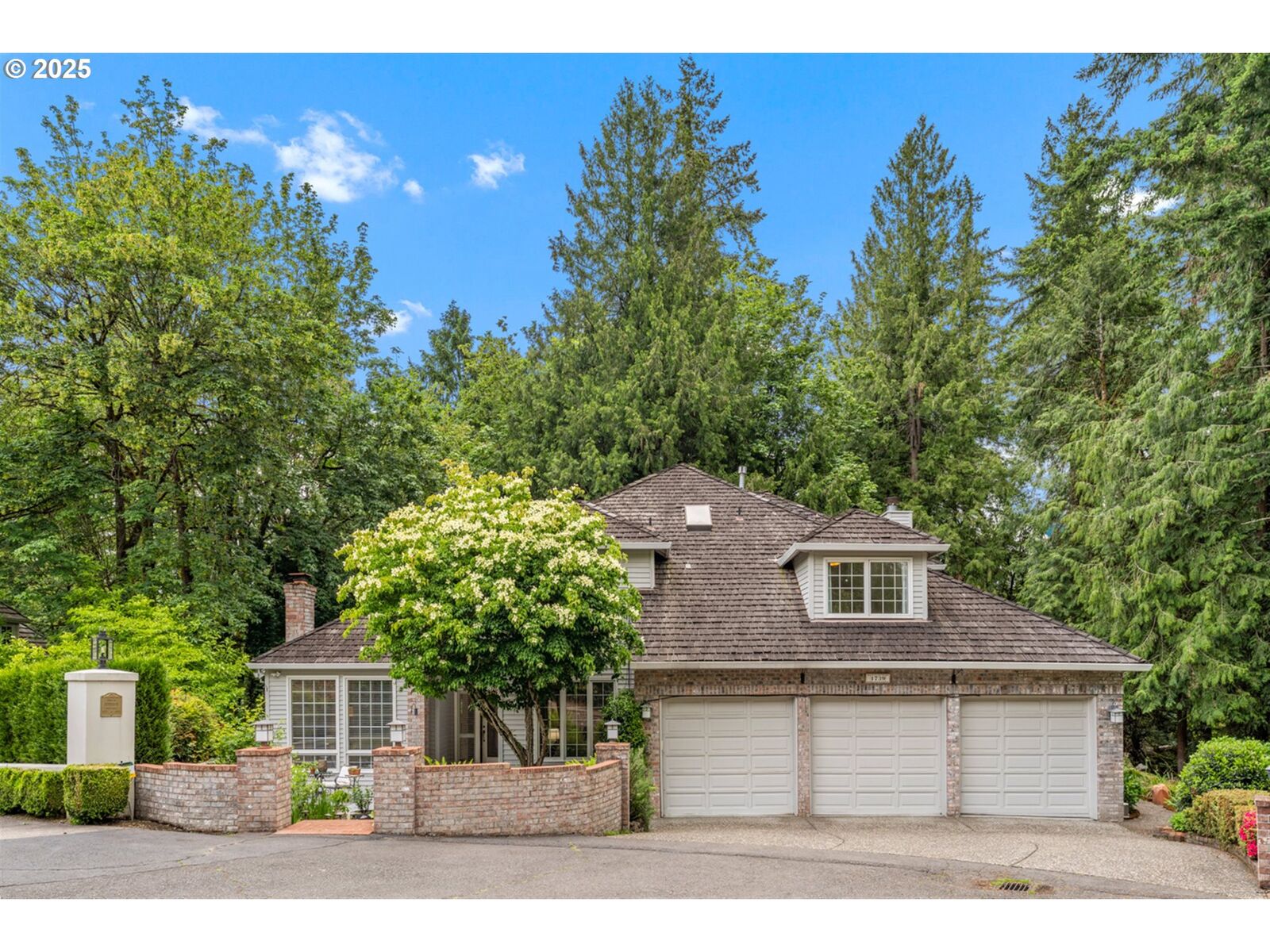 Property Photo:  1739 Palisades Terrace Dr  OR 97034 