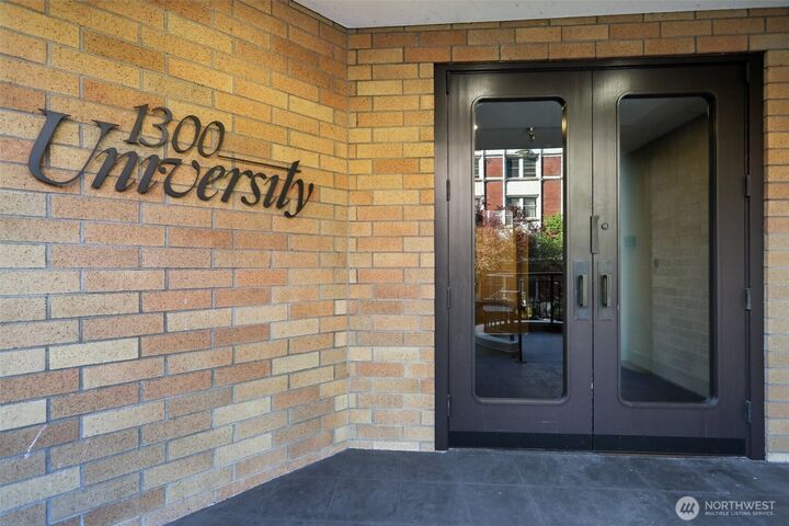Property Photo:  1300  University Street 7C  WA 98101 