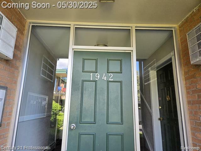 Property Photo: 1942 Axtell Drive Unit 8 MI 48084