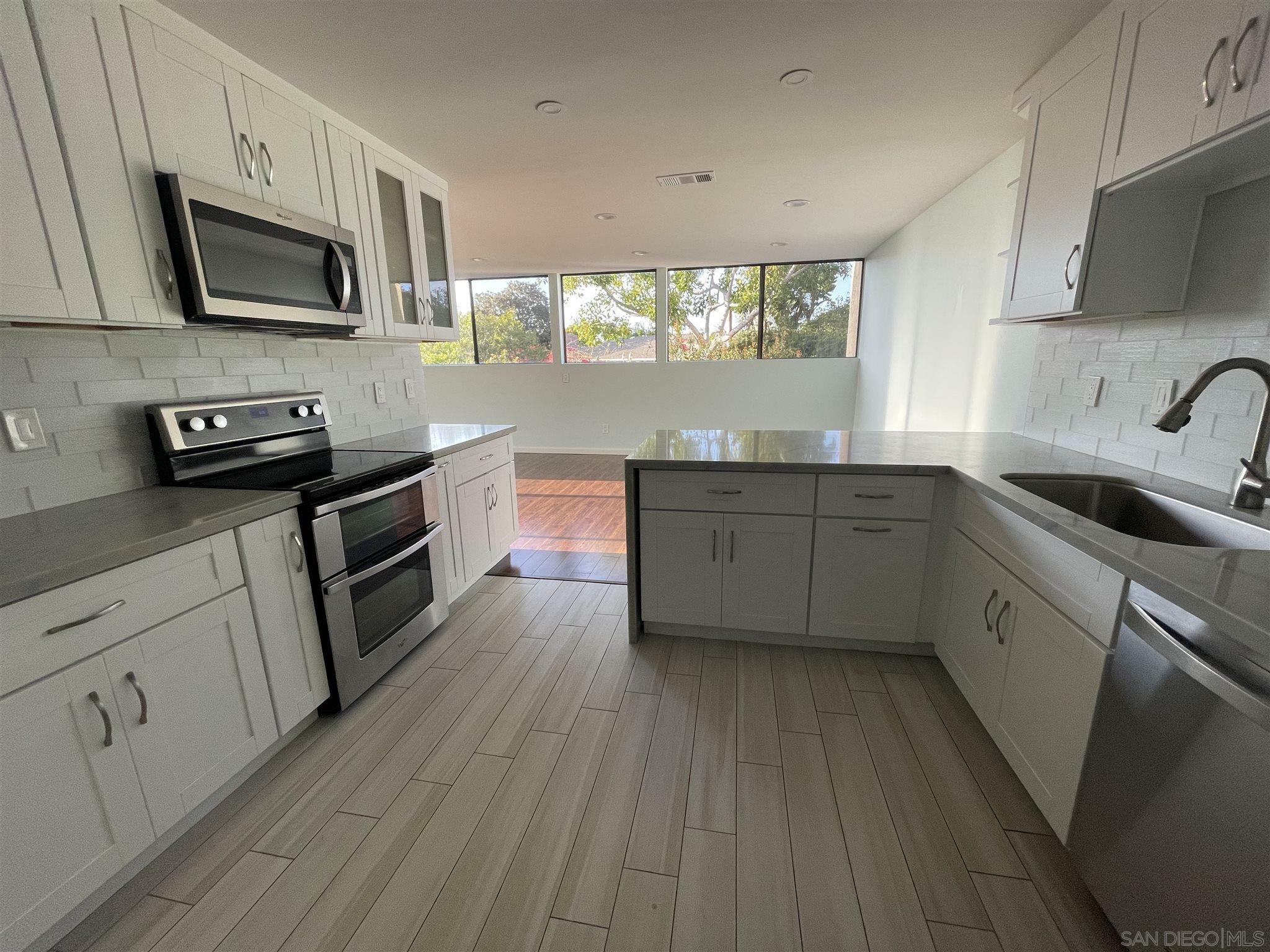 Property Photo: 2420 Torrey Pines Rd 304B CA 92037