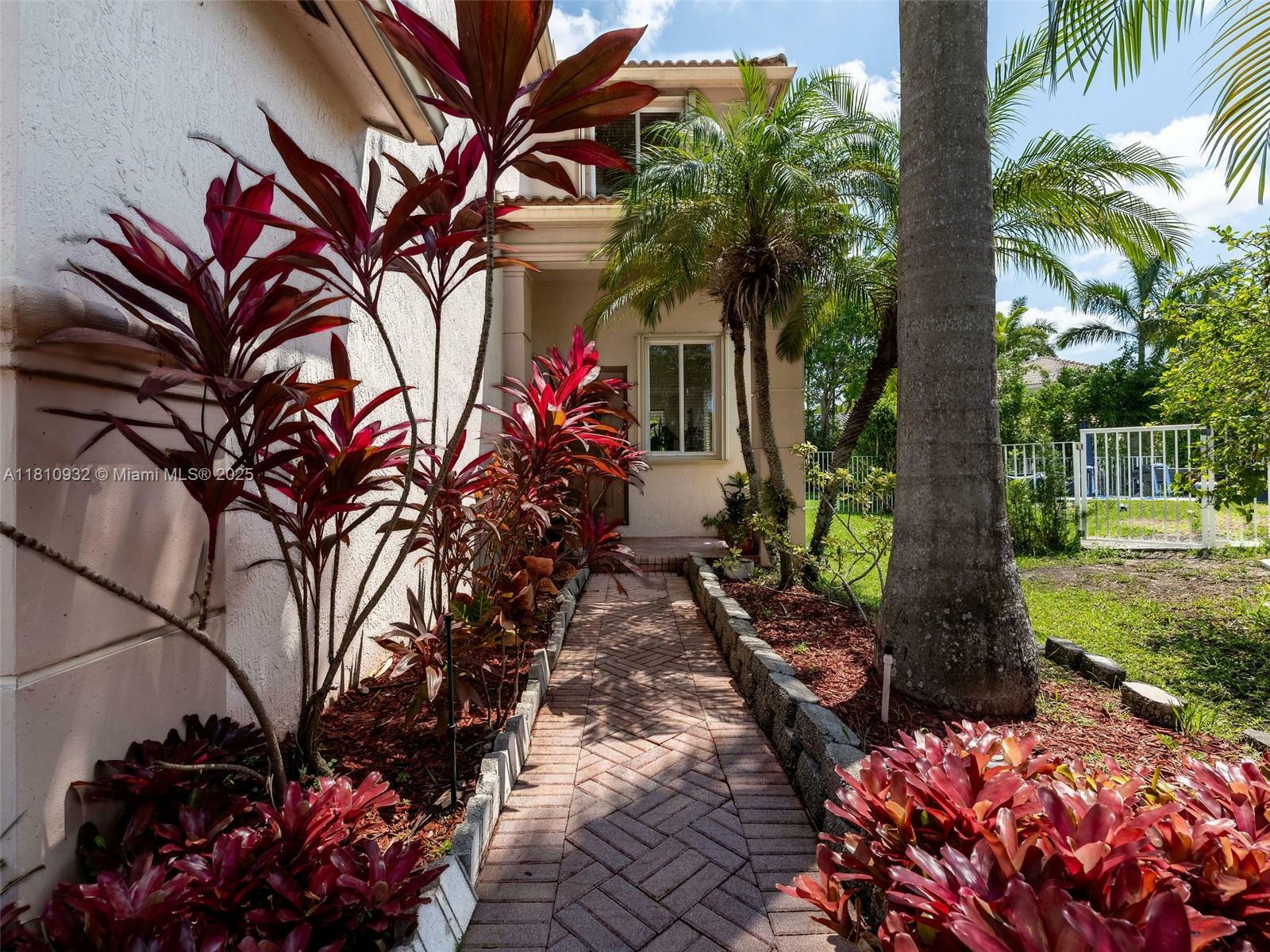 Property Photo: 1030 Bamboo Ln FL 33327