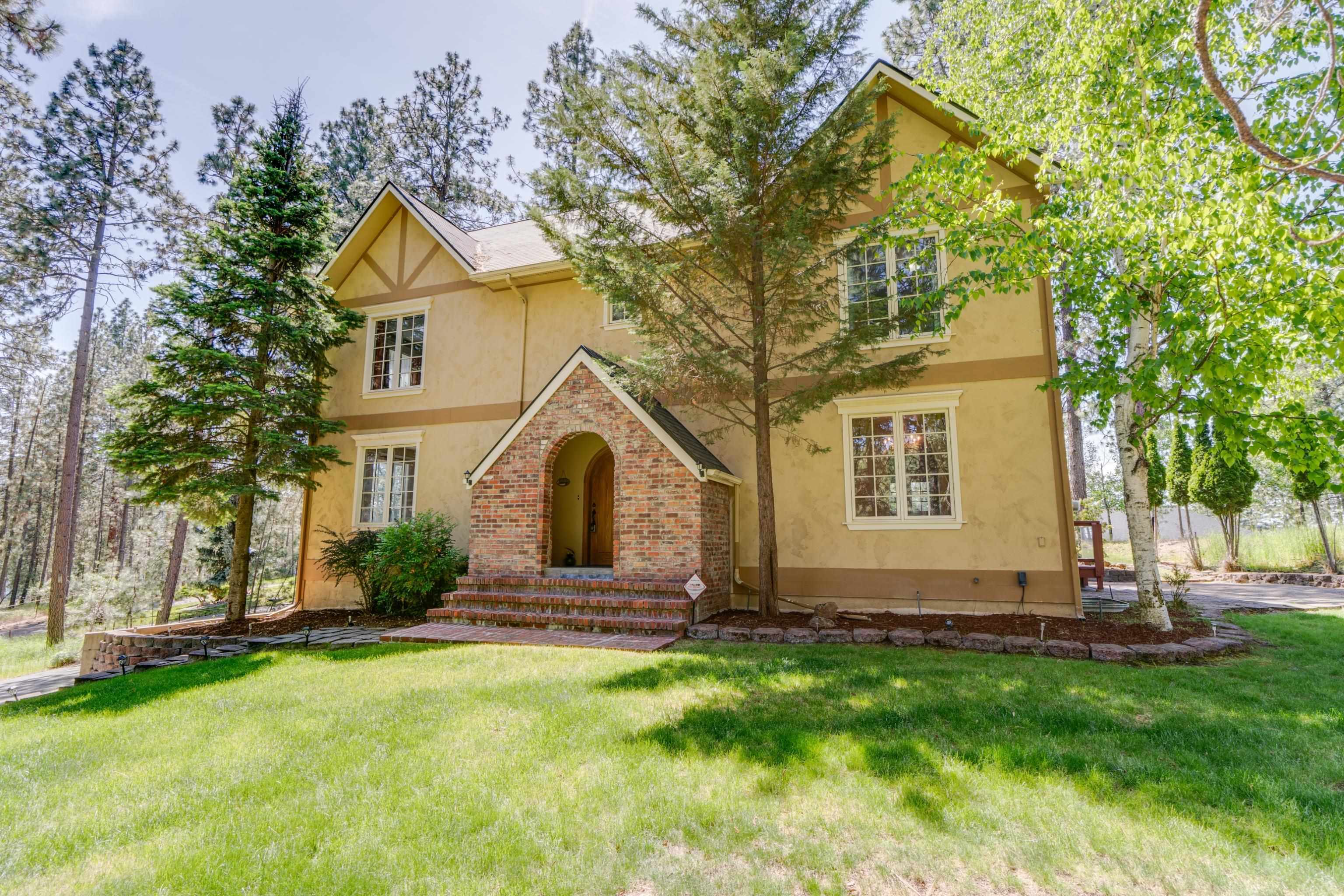 Property Photo: 608 S Lakeside Rd WA 99019