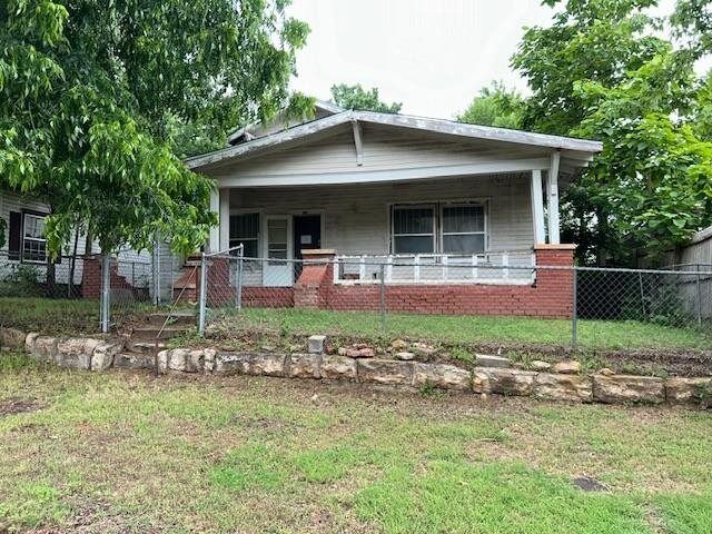 Property Photo:  805 Cedar Street  OK 73077 