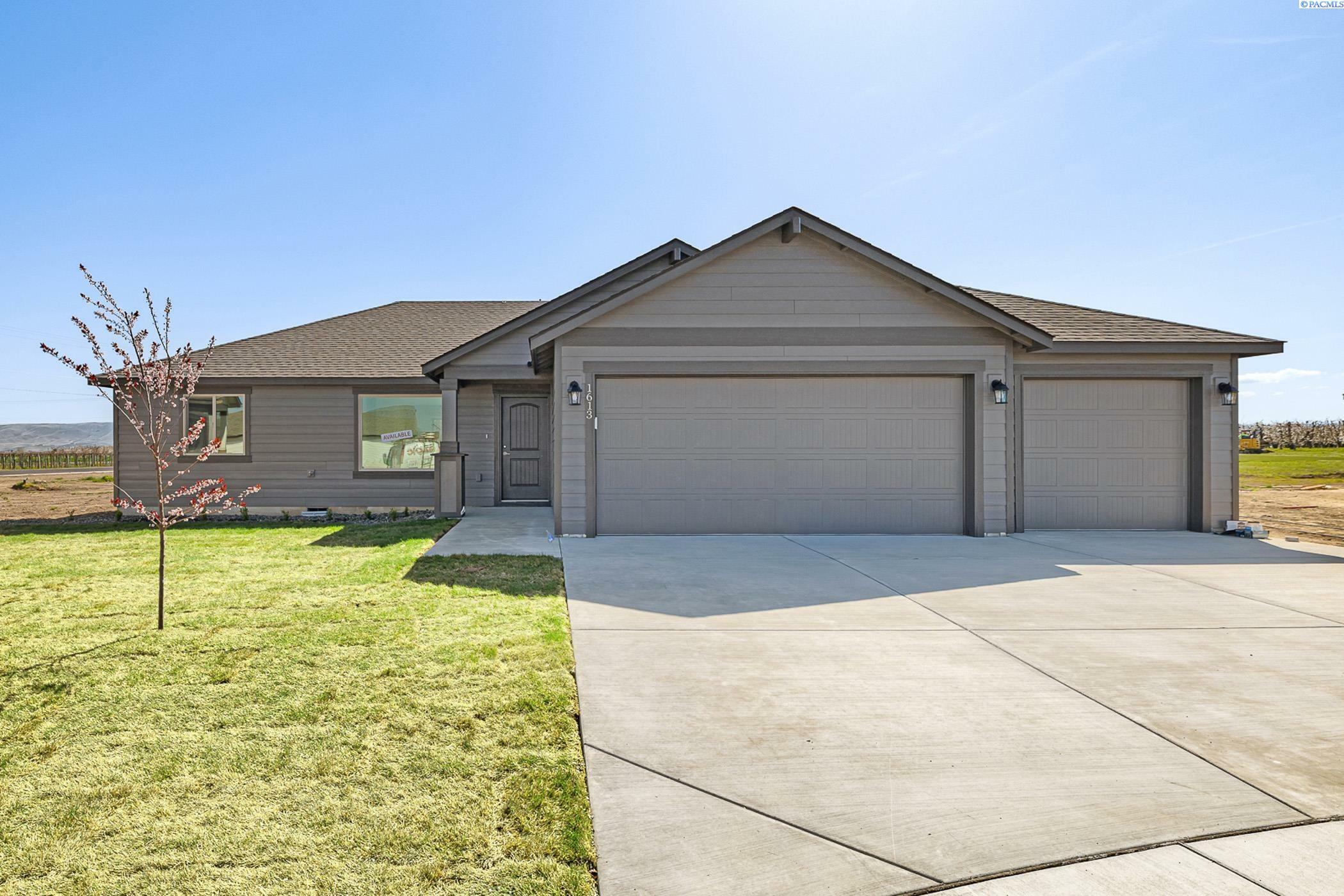 Property Photo:  1613 Diamond Ave  WA 98930 