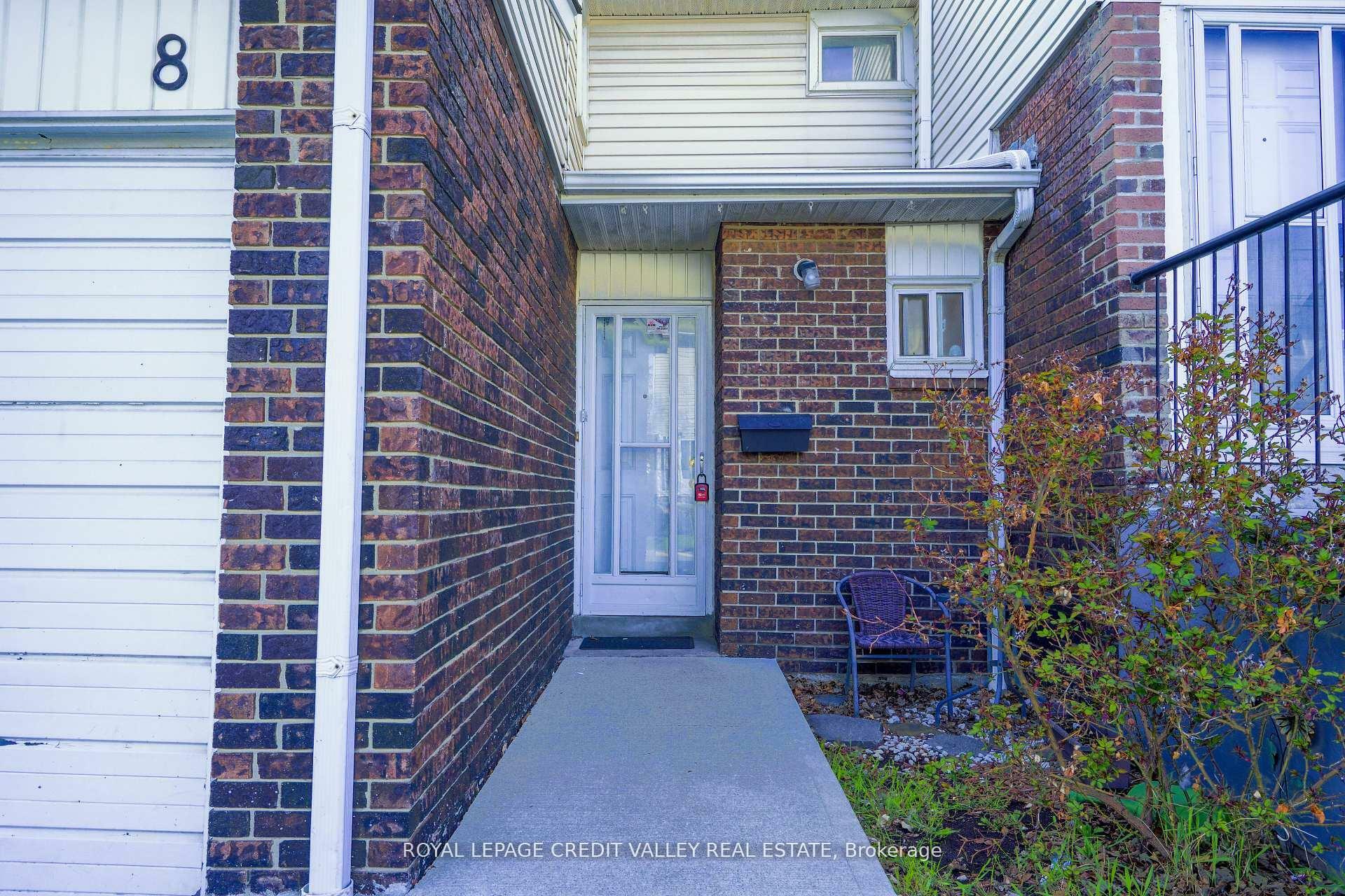 Property Photo: 8 Sandringham Court ON L6T 3Z3