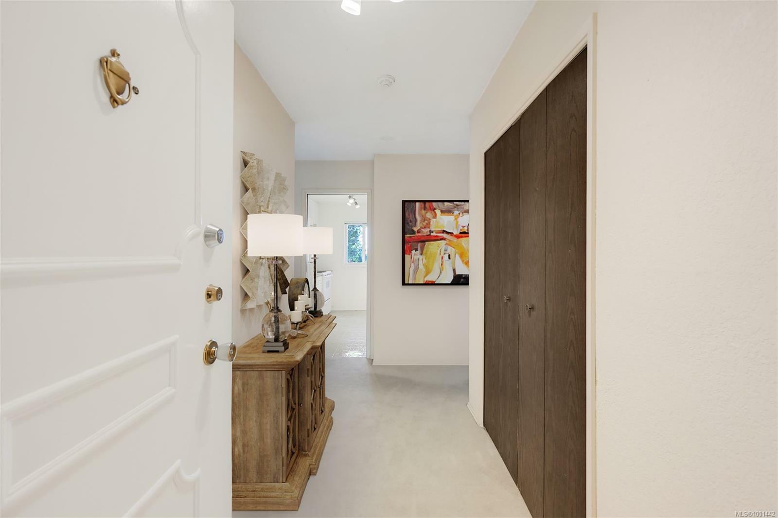 Property Photo: 1115 Rockland Ave 402 BC V8V 3H8