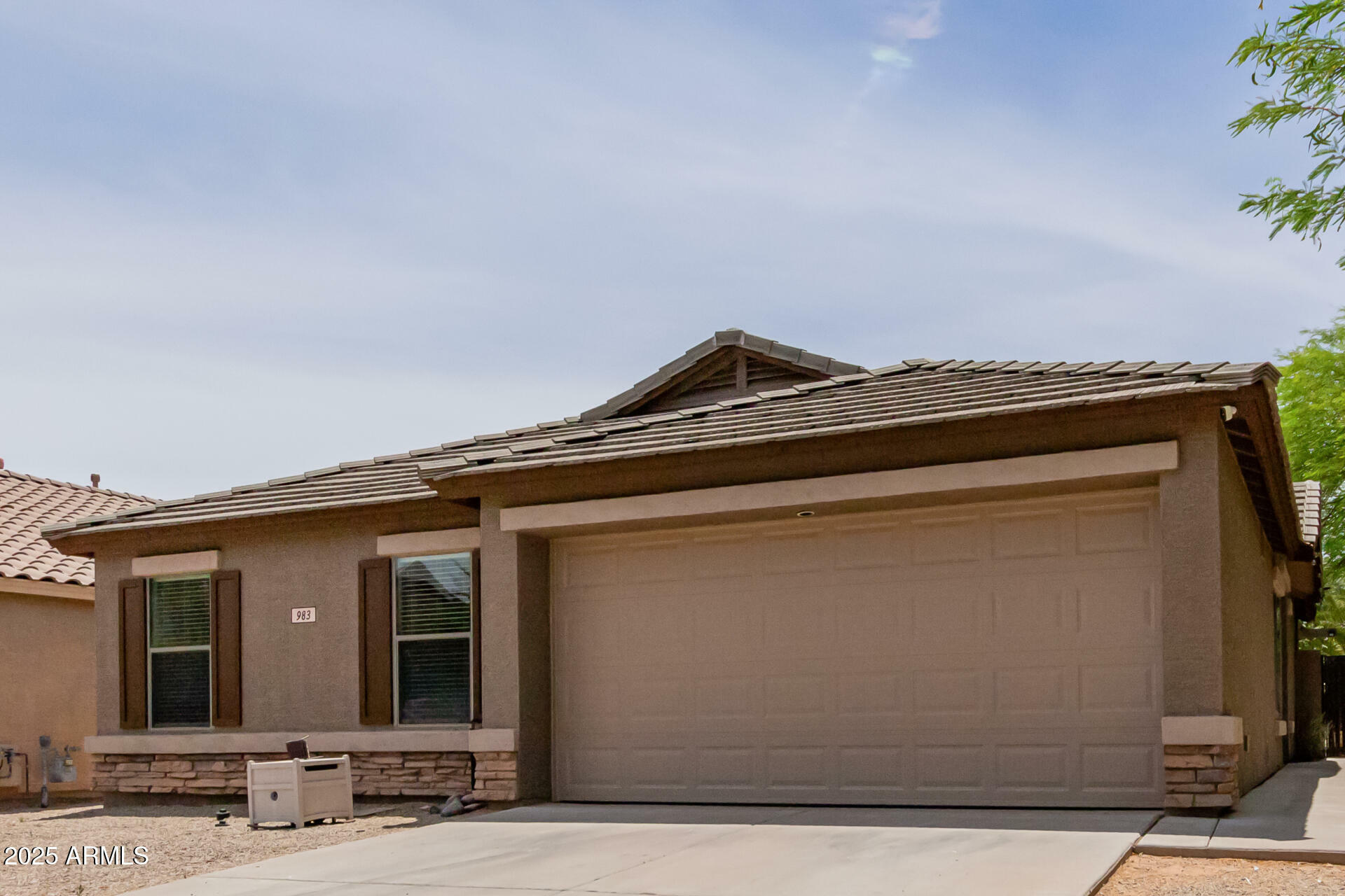 Property Photo: 983 E Palomino Way AZ 85143