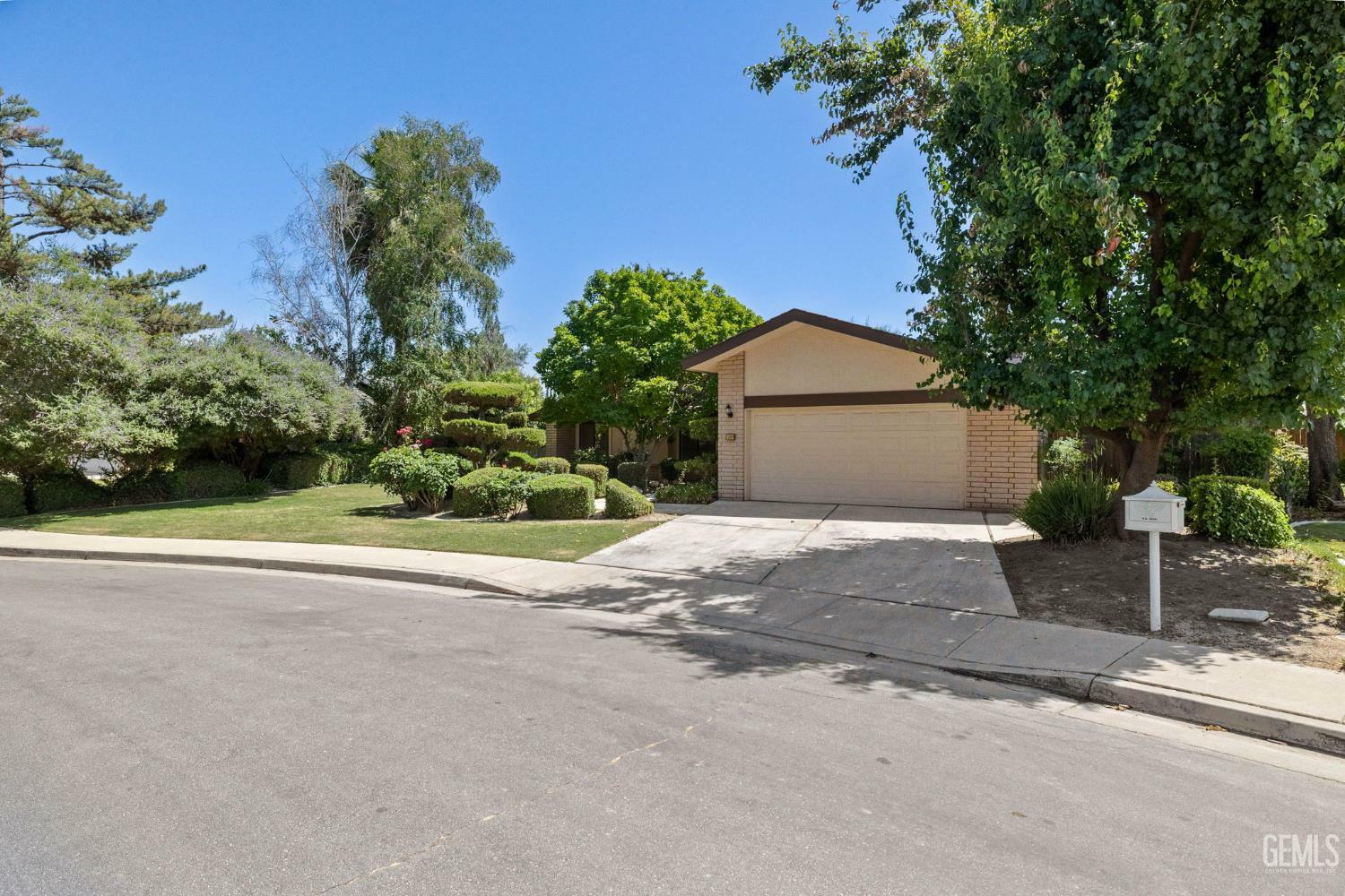 Property Photo: 7209 Lahaina Avenue CA 93309