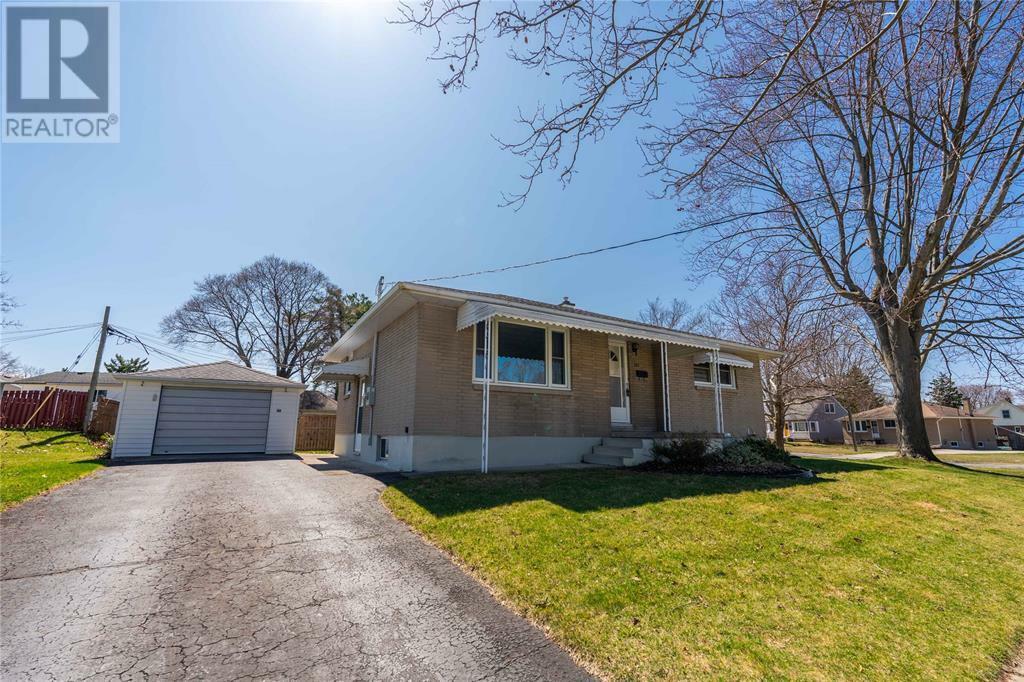 Photo de la propriété:  765 Pineview Avenue  ON N7V 2E1 