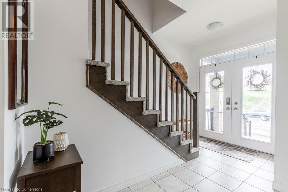 Property Photo: 33 Mair Avenue Avenue ON N3T 0T2