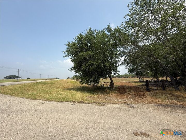 Property Photo:  1404 US Highway 87  TX 78160 
